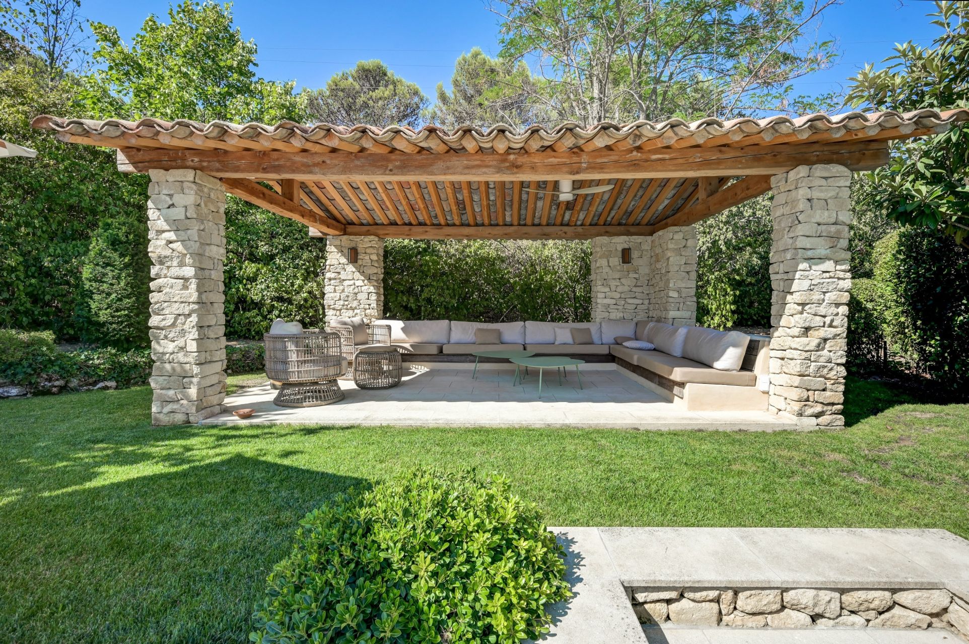 luxury house 7 Rooms for rent on AIX EN PROVENCE (13100)