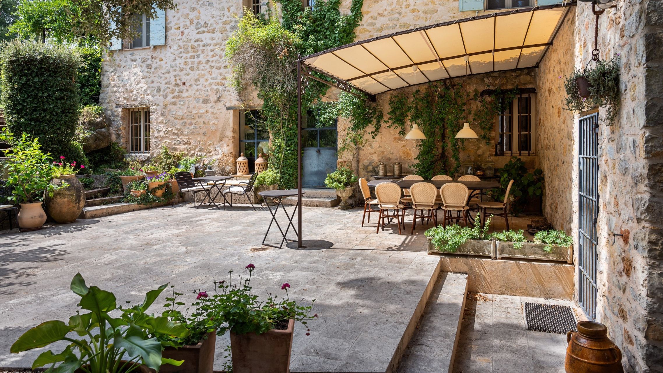 luxury provencale house 6 Rooms for sale on LORGUES (83510)
