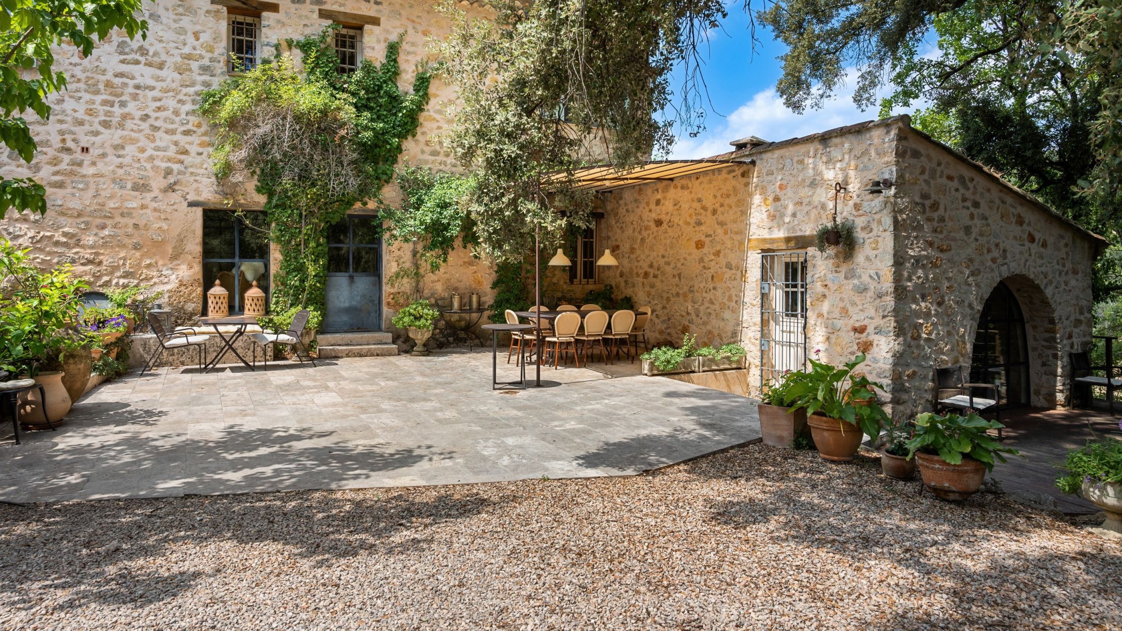 luxury provencale house 6 Rooms for sale on LORGUES (83510)