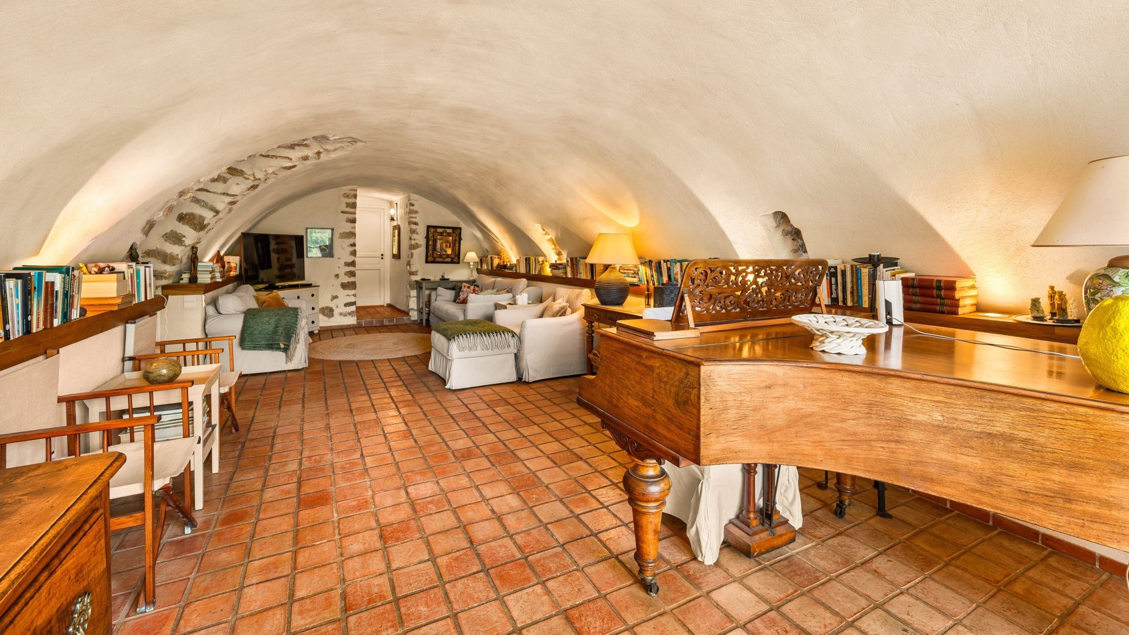 luxury provencale house 6 Rooms for sale on LORGUES (83510)