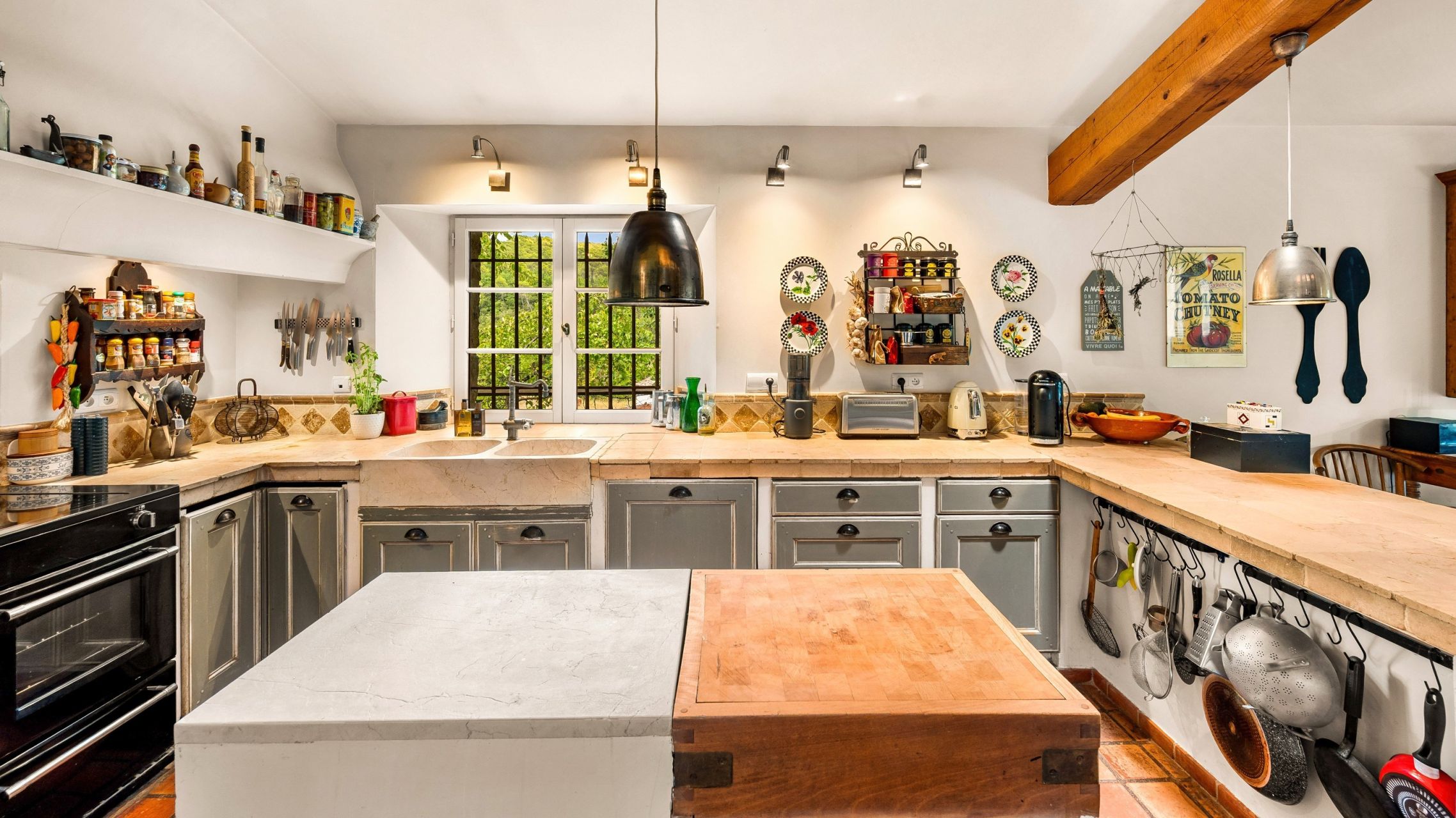luxury provencale house 6 Rooms for sale on LORGUES (83510)