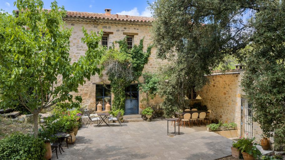 luxury provencale house 6 Rooms for sale on LORGUES (83510)