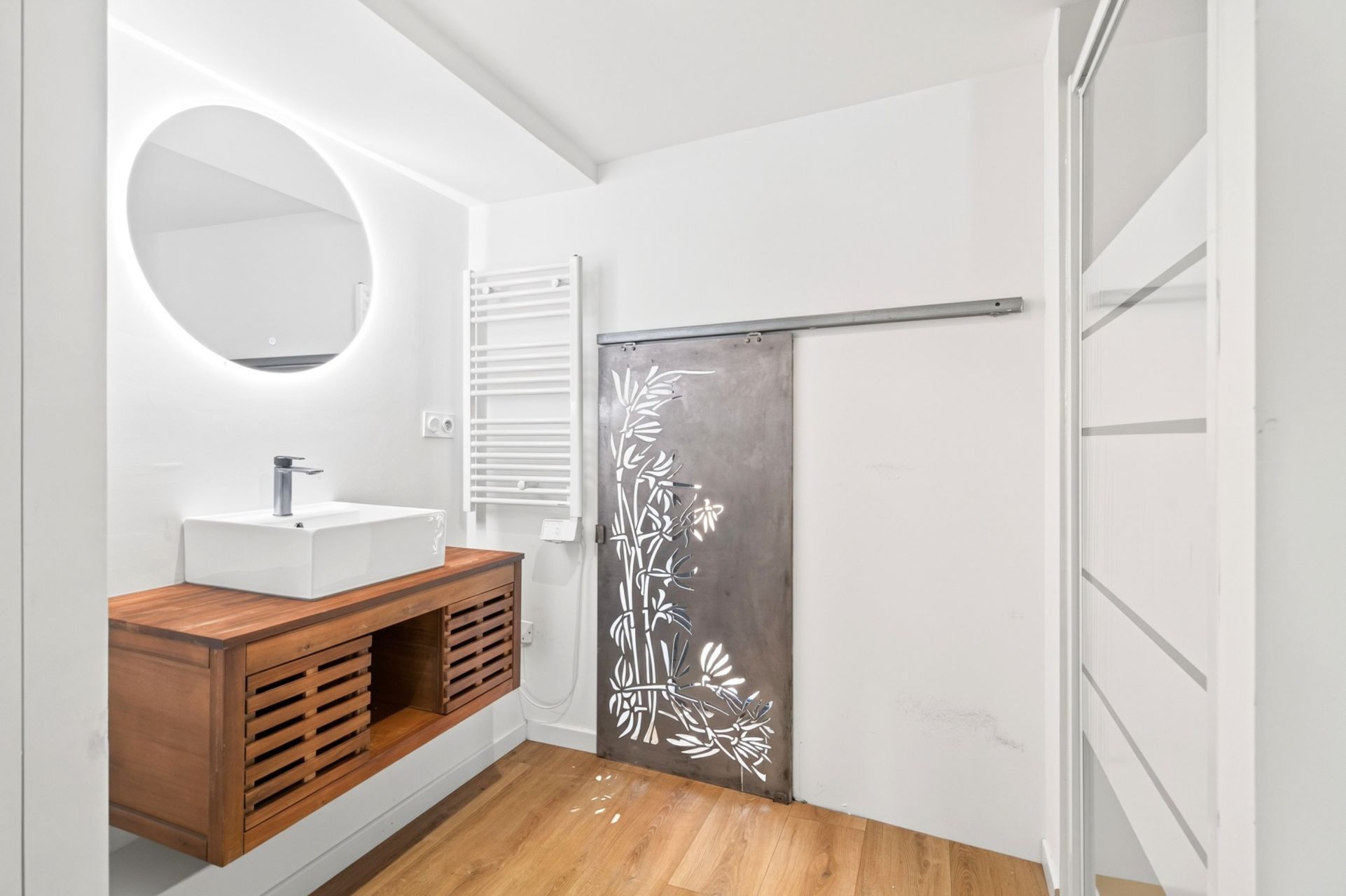 luxury villa 4 Rooms for sale on MARSEILLE (13007)