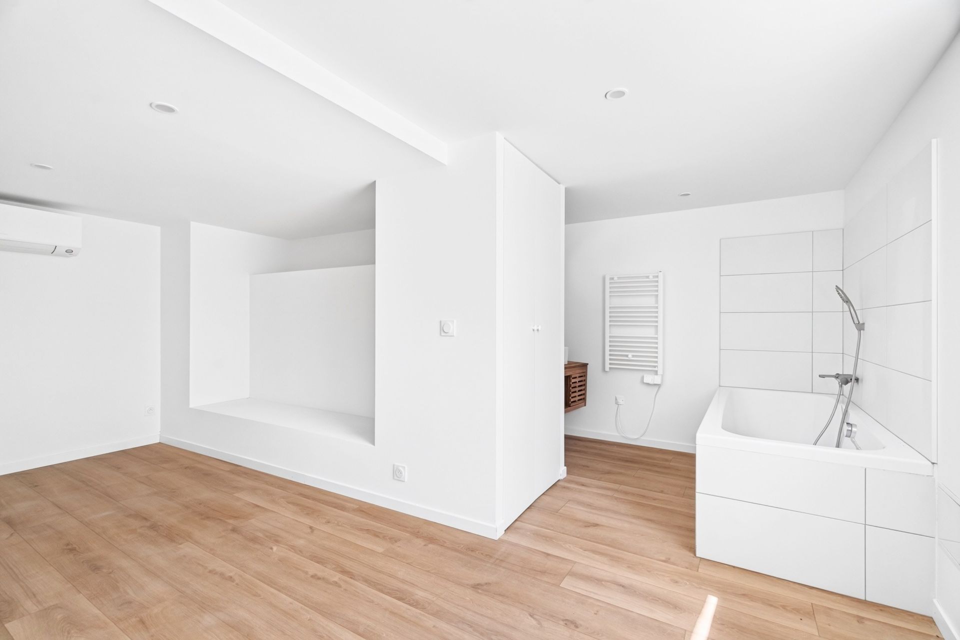 luxury villa 4 Rooms for sale on MARSEILLE (13007)