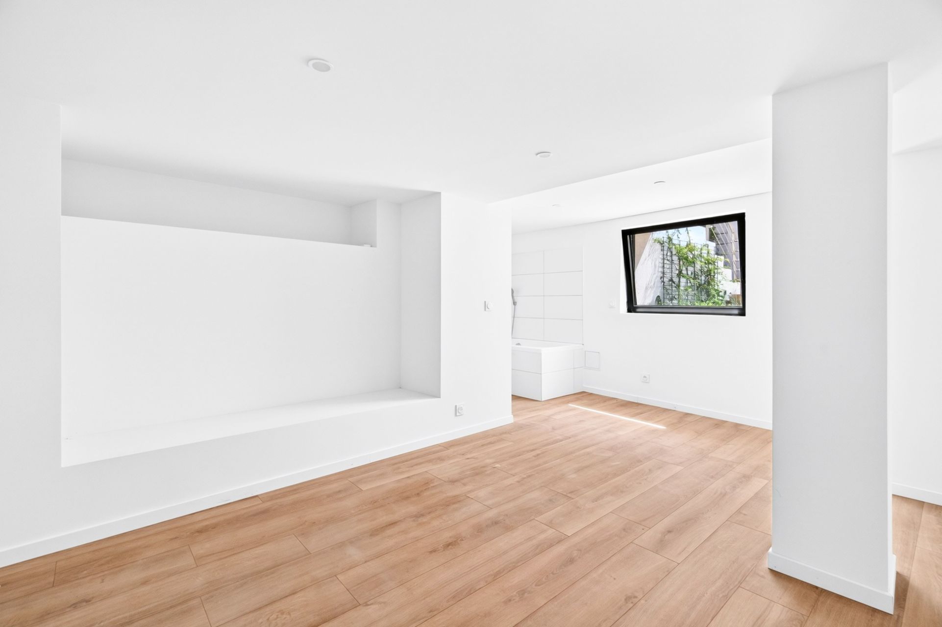 luxury villa 4 Rooms for sale on MARSEILLE (13007)