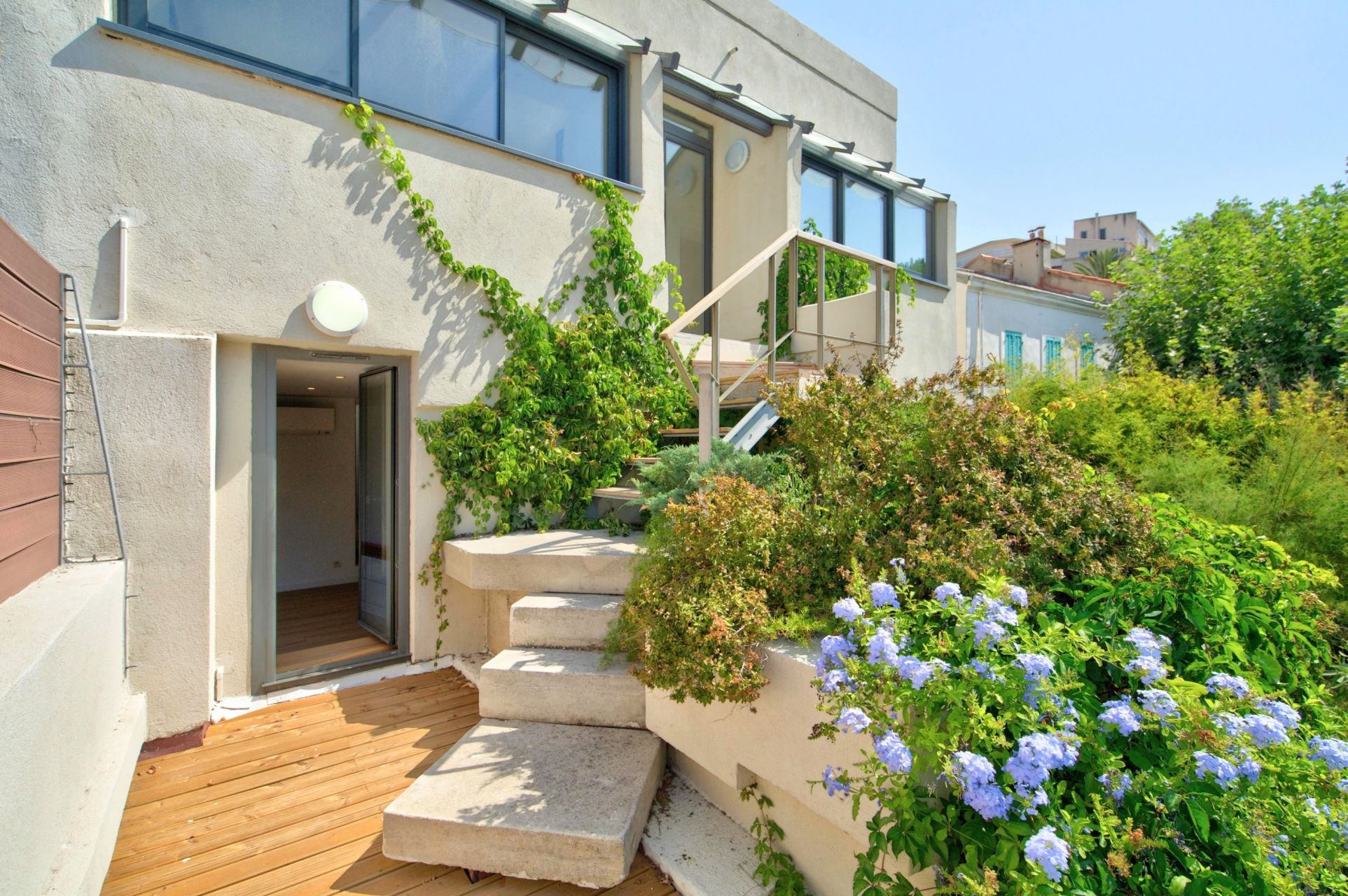 luxury villa 4 Rooms for sale on MARSEILLE (13007)