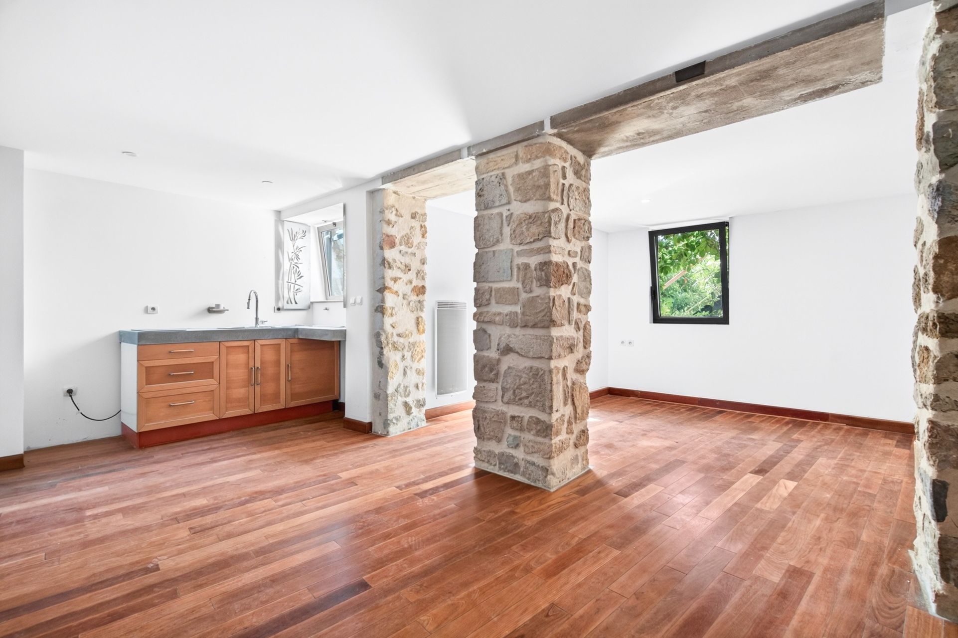 luxury villa 4 Rooms for sale on MARSEILLE (13007)