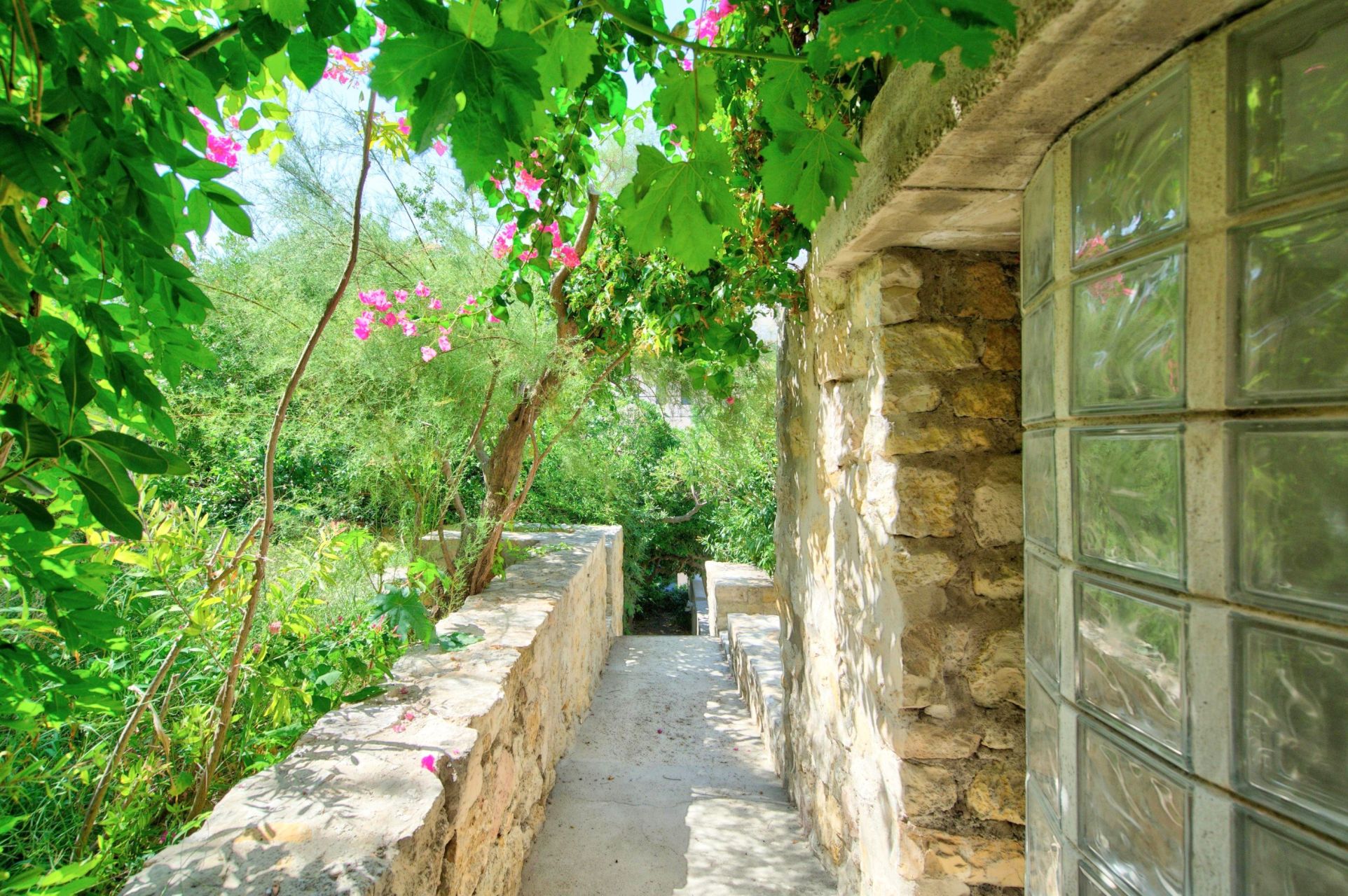 luxury villa 4 Rooms for sale on MARSEILLE (13007)