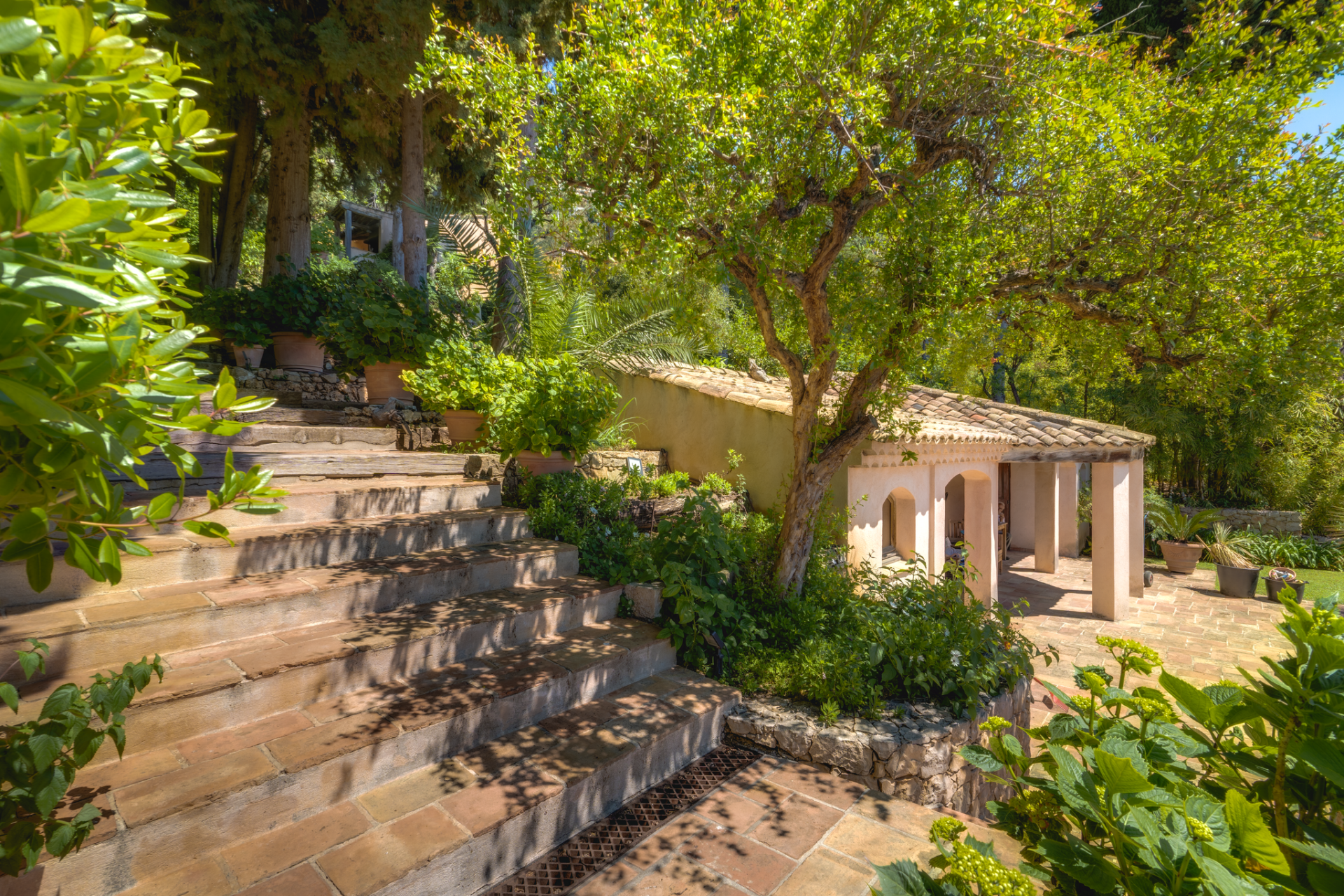 luxury provencale house 8 Rooms for sale on ROQUEBRUNE CAP MARTIN (06190)