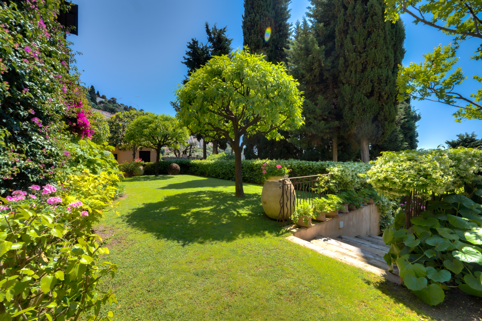 luxury provencale house 8 Rooms for sale on ROQUEBRUNE CAP MARTIN (06190)