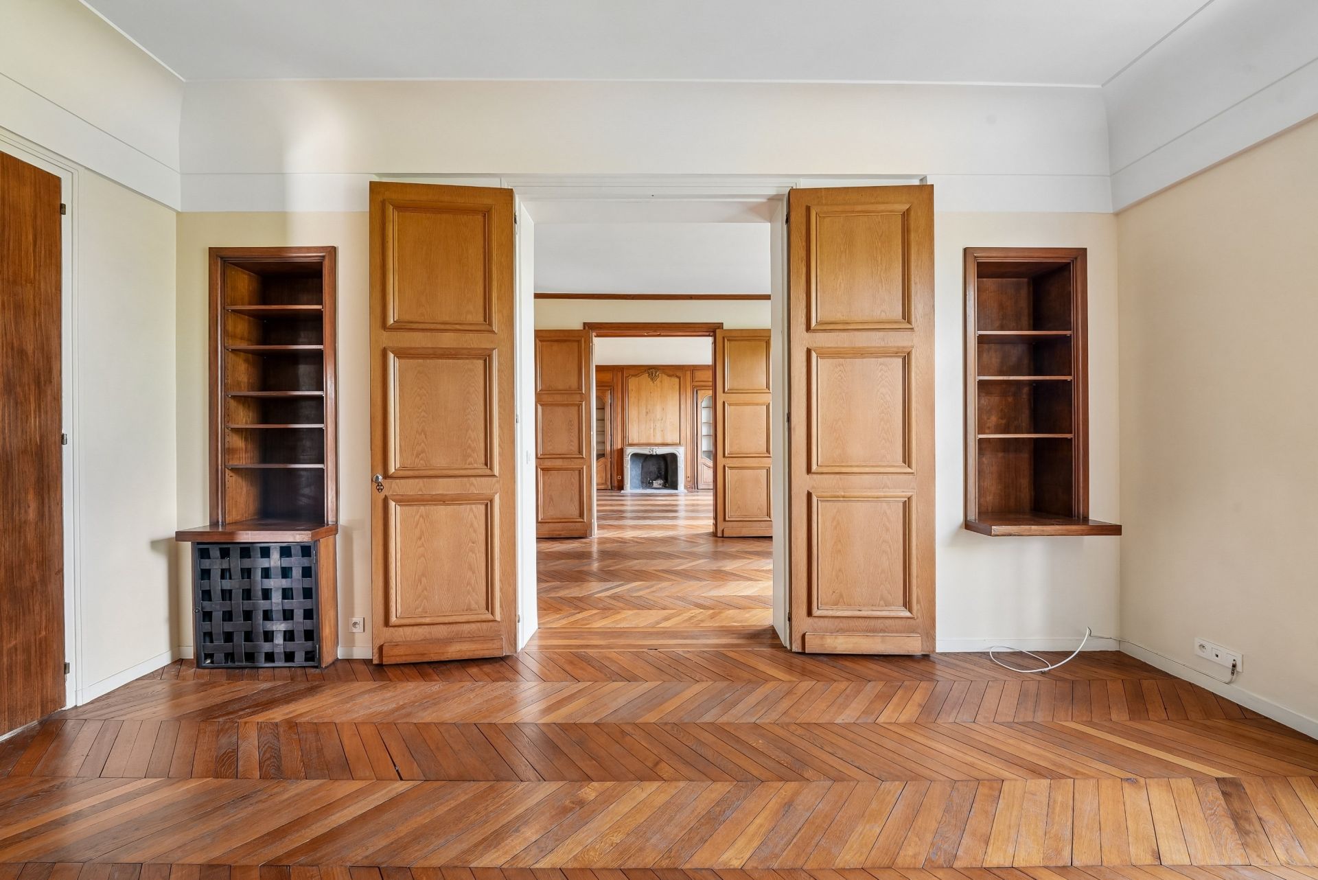 luxury apartment 7 Rooms for sale on PARIS (75008)