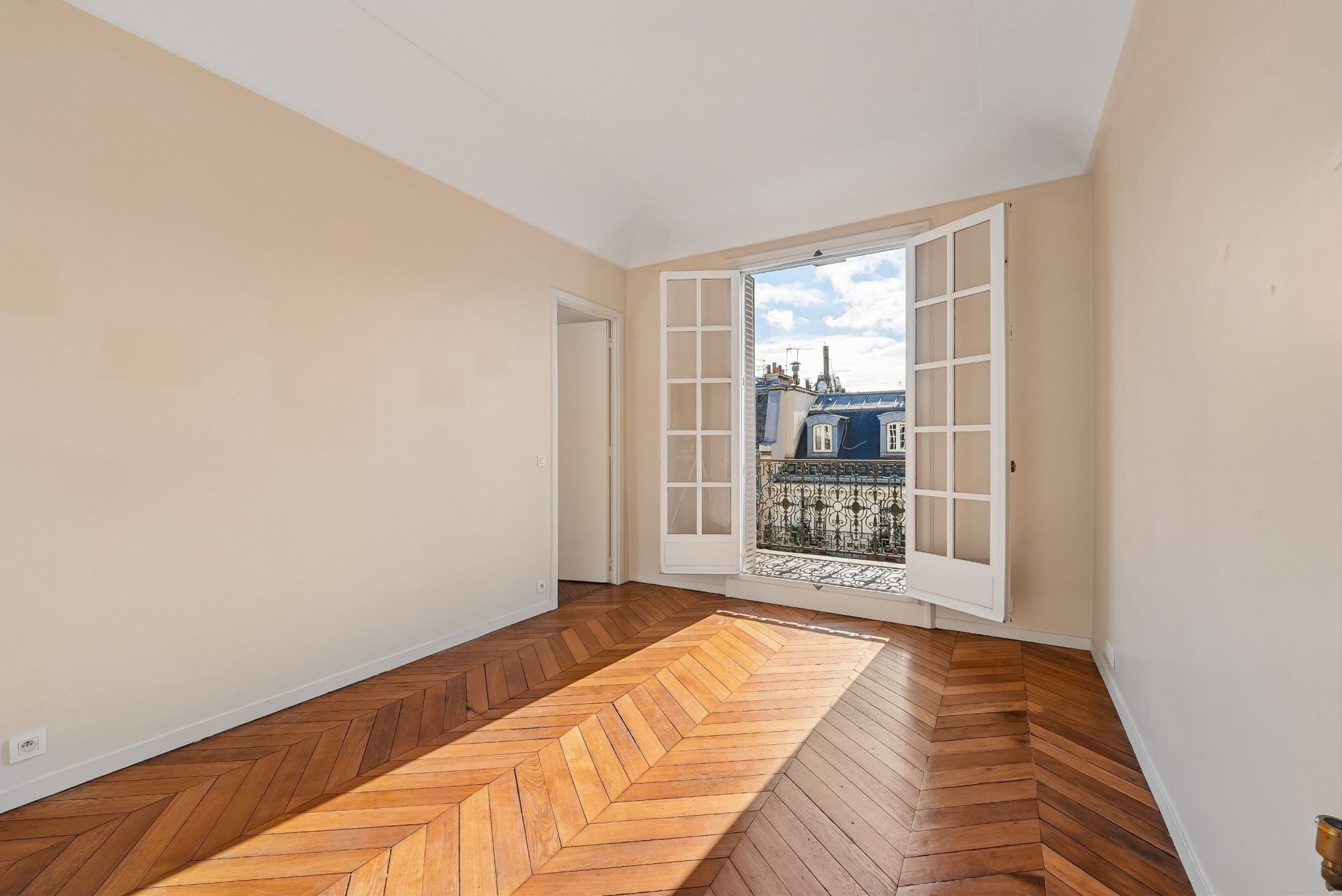 luxury apartment 7 Rooms for sale on PARIS (75008)