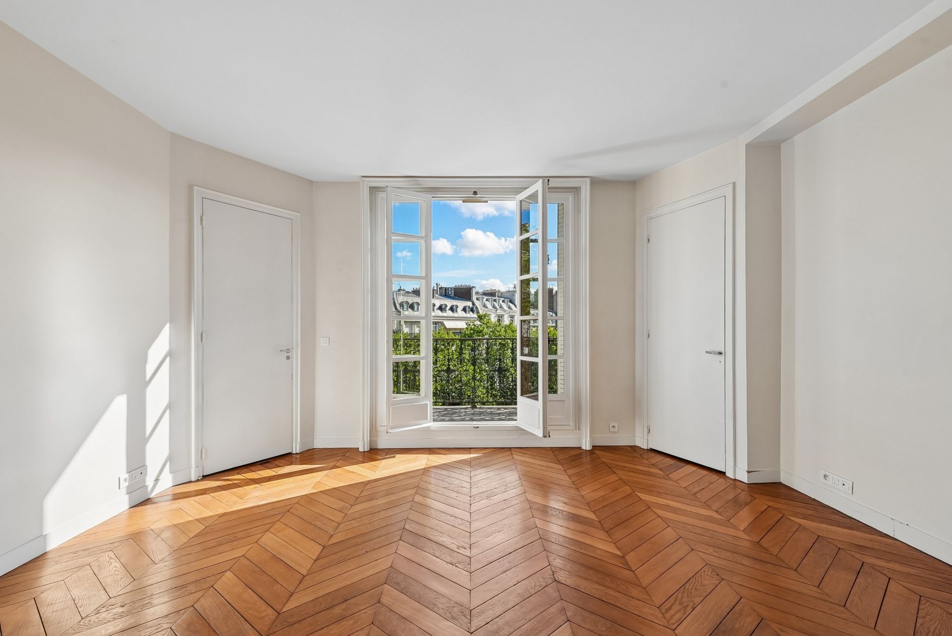 luxury apartment 7 Rooms for sale on PARIS (75008)