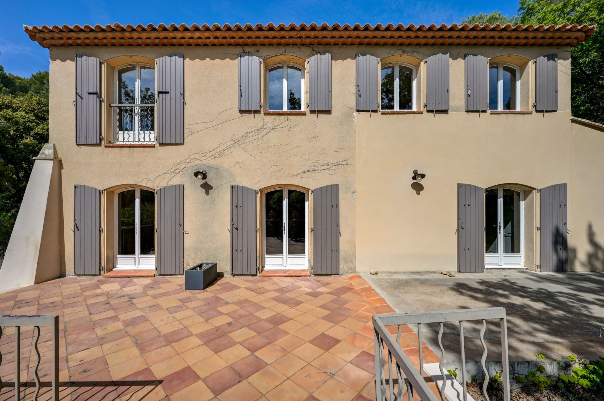 luxury house 6 Rooms for sale on EGUILLES (13510)