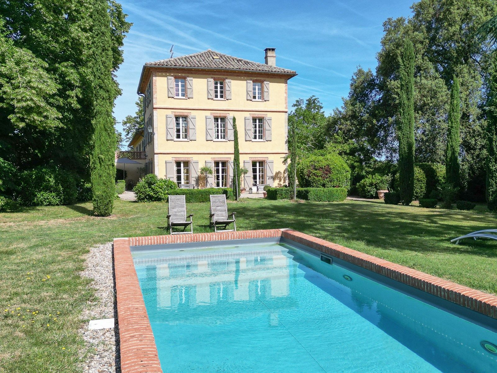 luxury house 10 Rooms for sale on LAVAUR (81500)