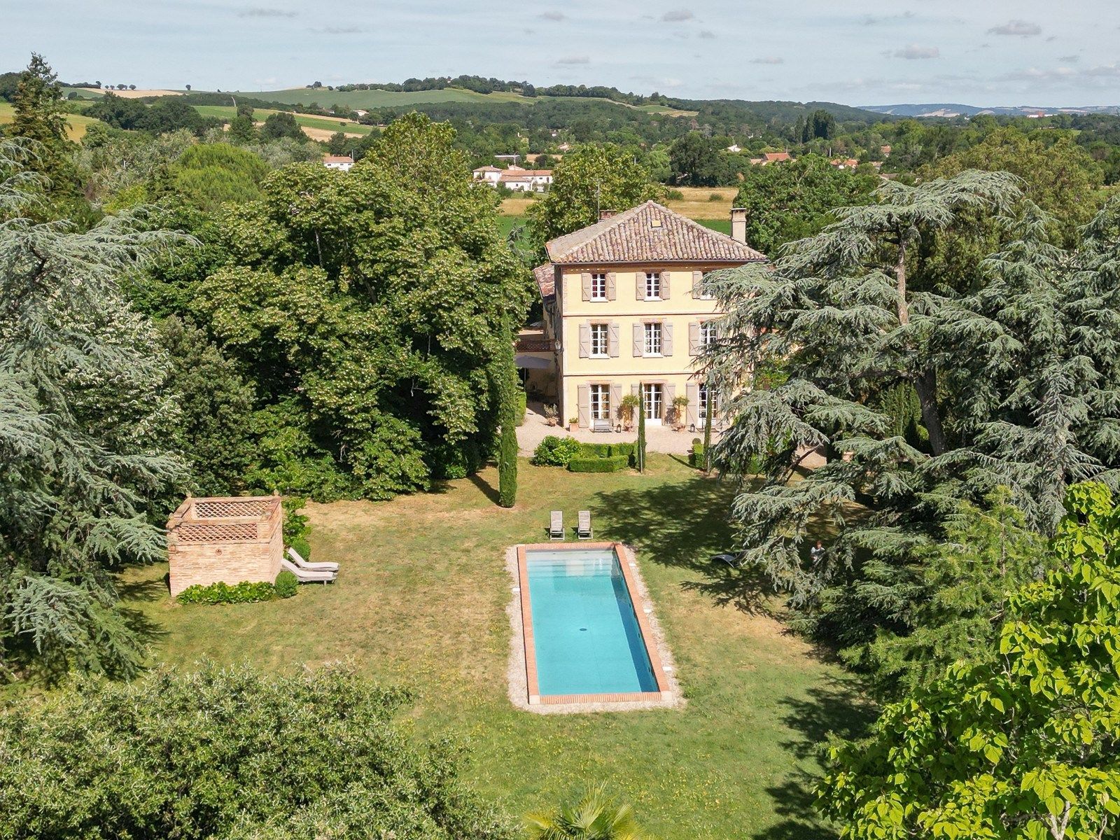 luxury house 10 Rooms for sale on LAVAUR (81500)