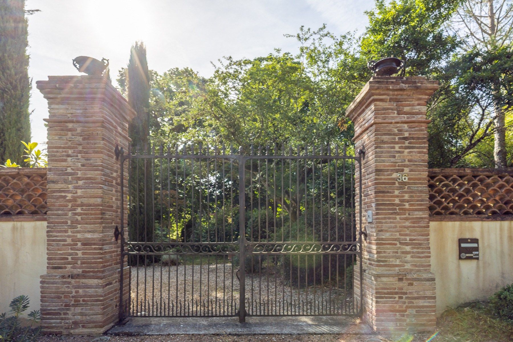 luxury house 10 Rooms for sale on LAVAUR (81500)