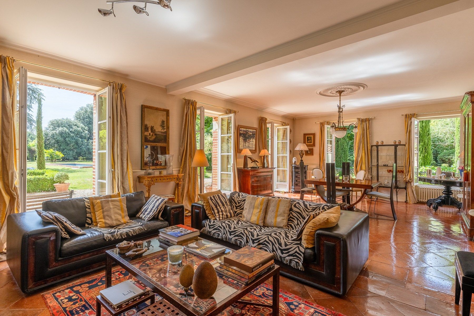 luxury house 10 Rooms for sale on LAVAUR (81500)