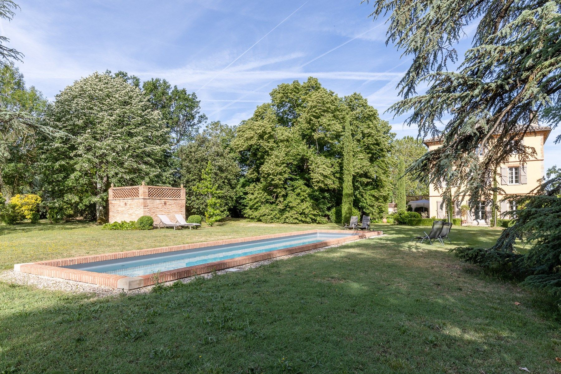 luxury house 10 Rooms for sale on LAVAUR (81500)
