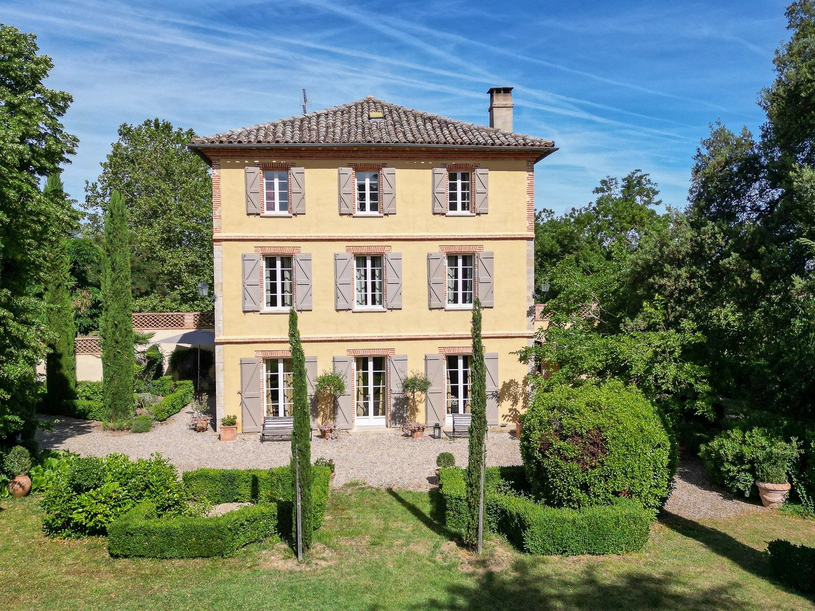 luxury house 10 Rooms for sale on LAVAUR (81500)