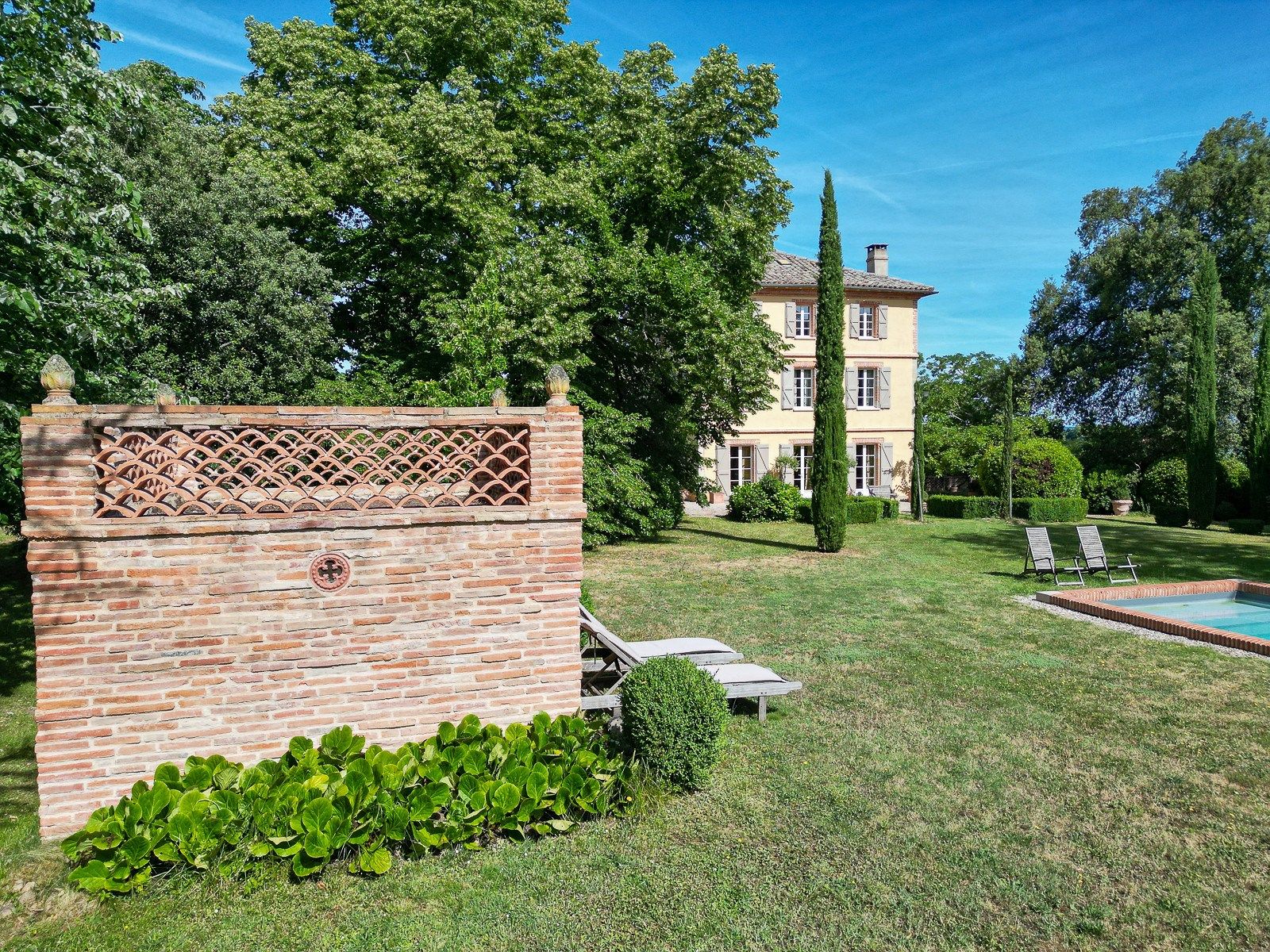 luxury house 10 Rooms for sale on LAVAUR (81500)