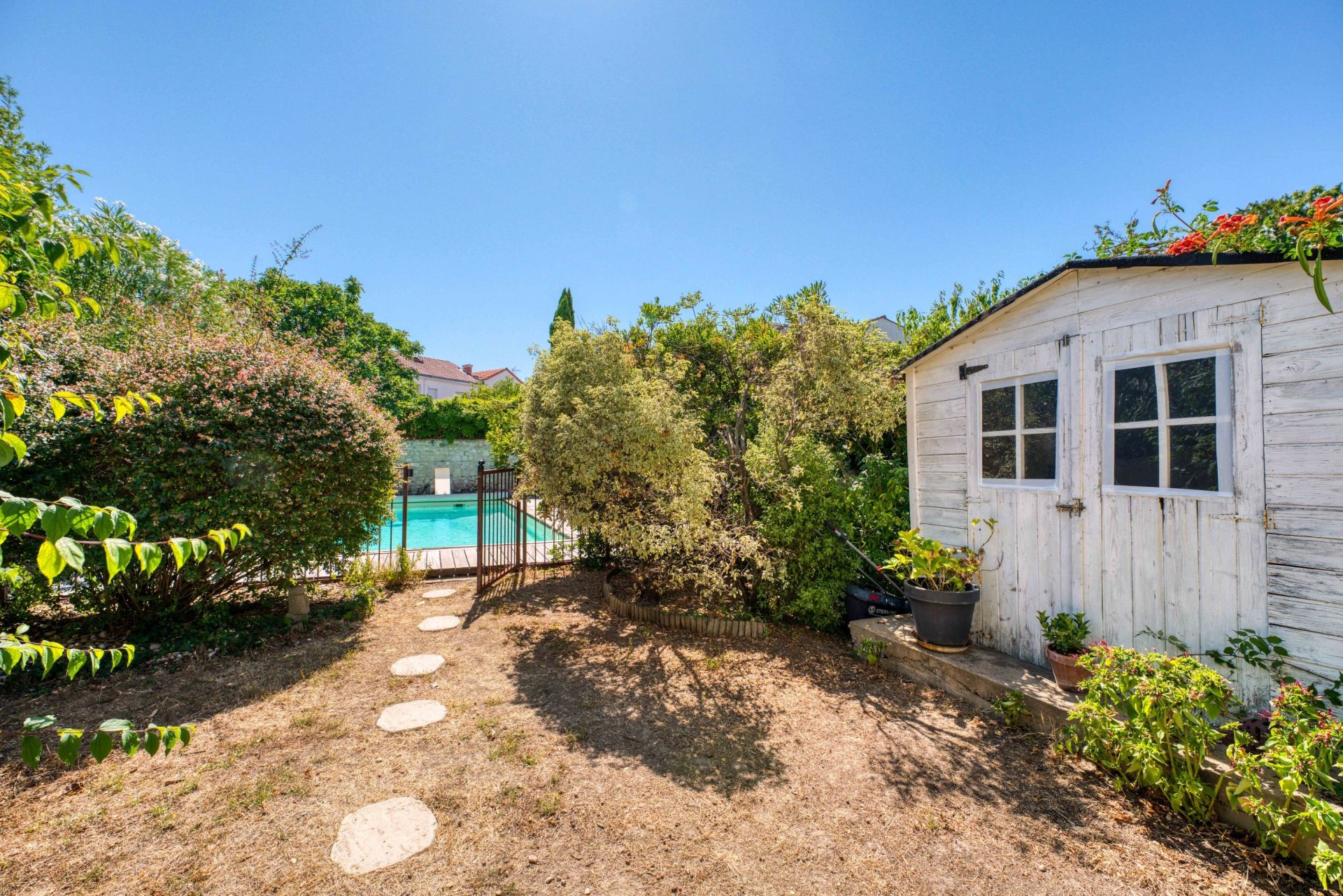 luxury house 8 Rooms for sale on LA ROCHELLE (17000)