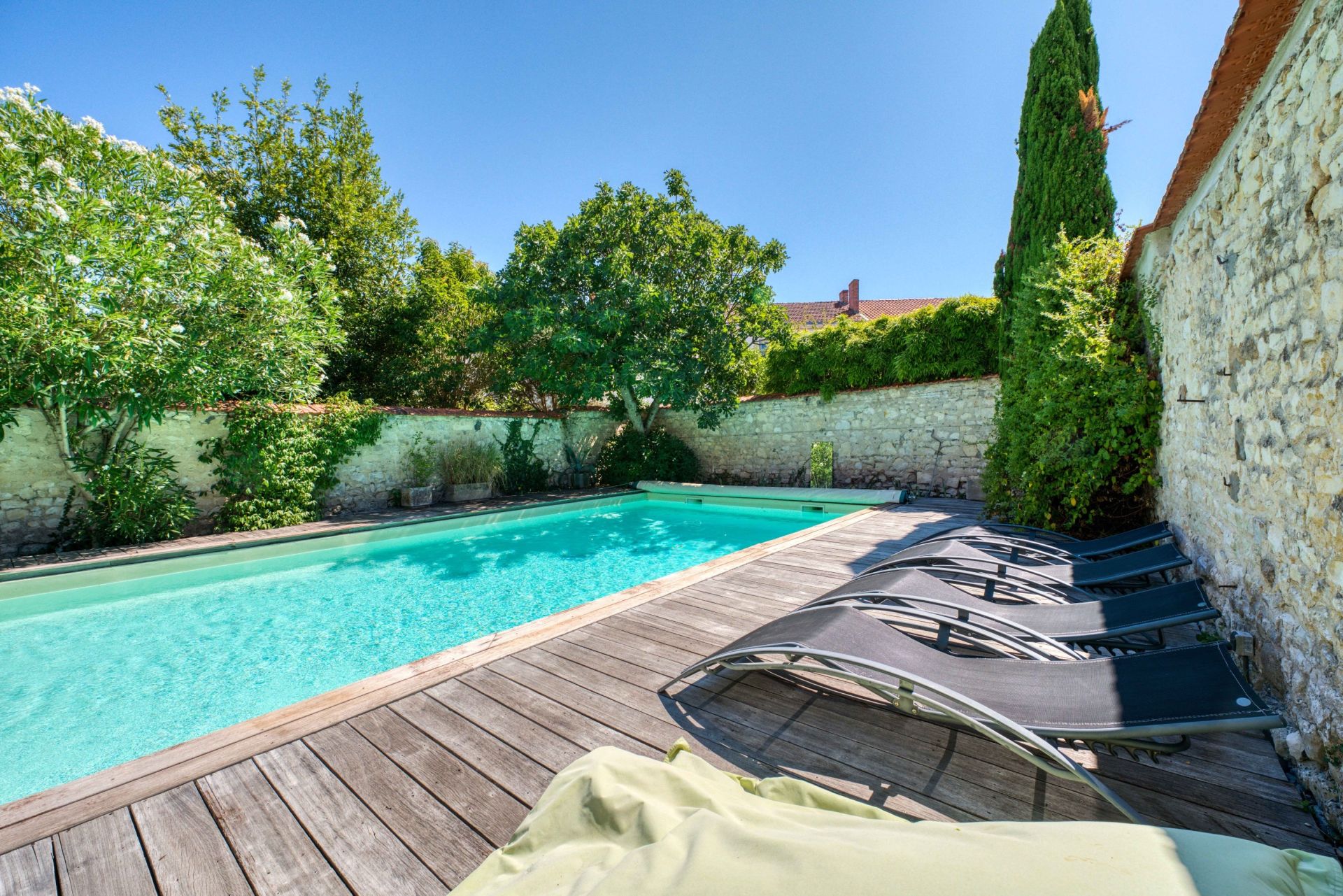 luxury house 8 Rooms for sale on LA ROCHELLE (17000)