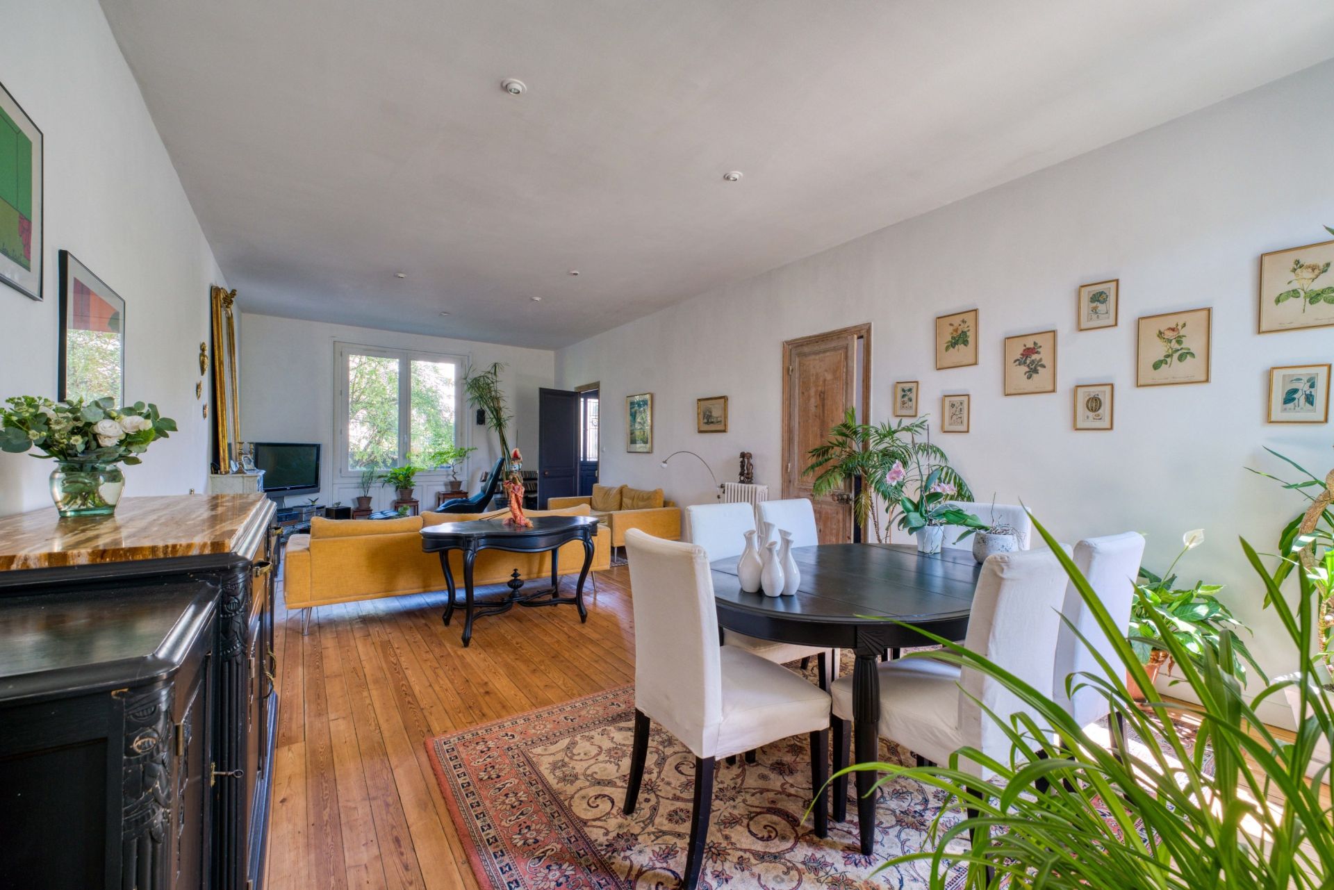 luxury house 8 Rooms for sale on LA ROCHELLE (17000)