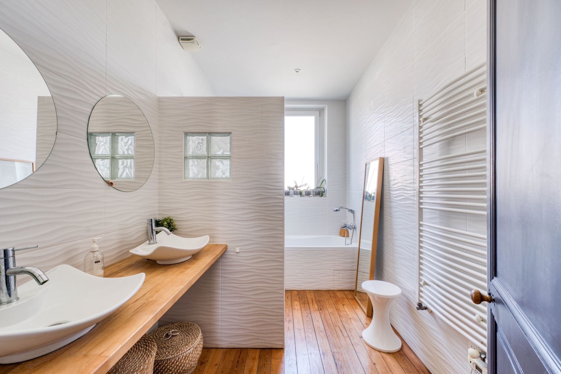 luxury house 8 Rooms for sale on LA ROCHELLE (17000)