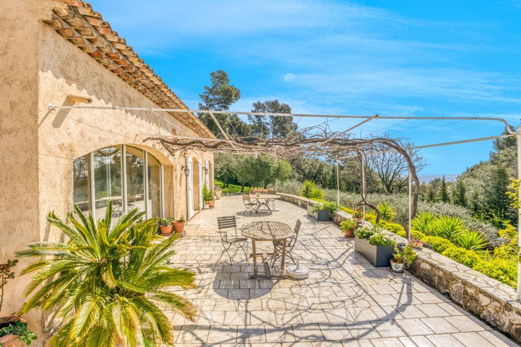 luxury villa 5 Rooms for sale on CABRIS (06530)