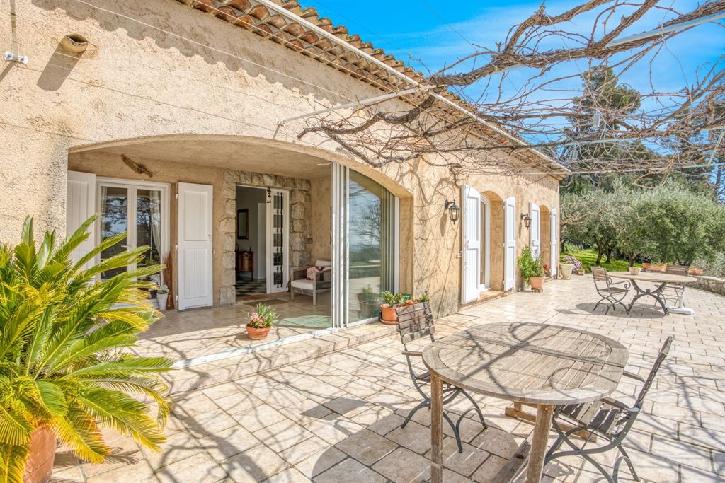 luxury villa 5 Rooms for sale on CABRIS (06530)