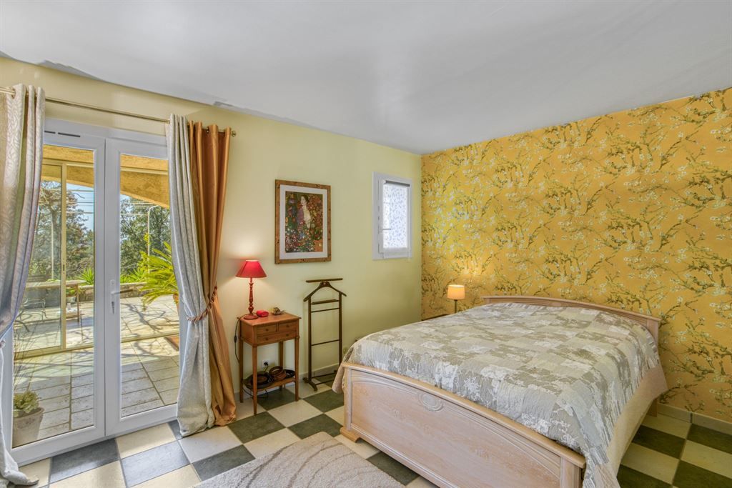 luxury villa 5 Rooms for sale on CABRIS (06530)