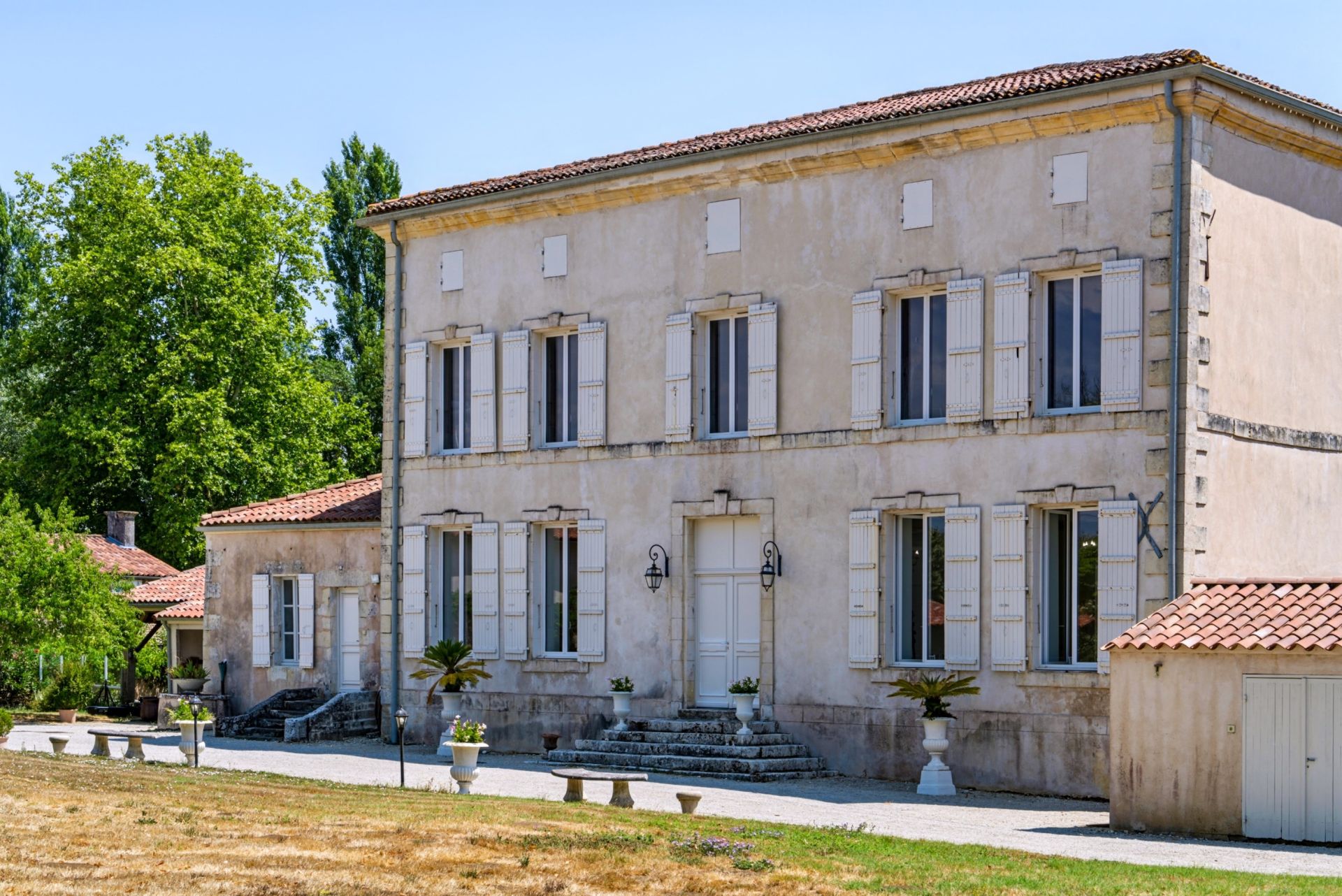 luxury house 17 Rooms for sale on ST HIPPOLYTE (17430)