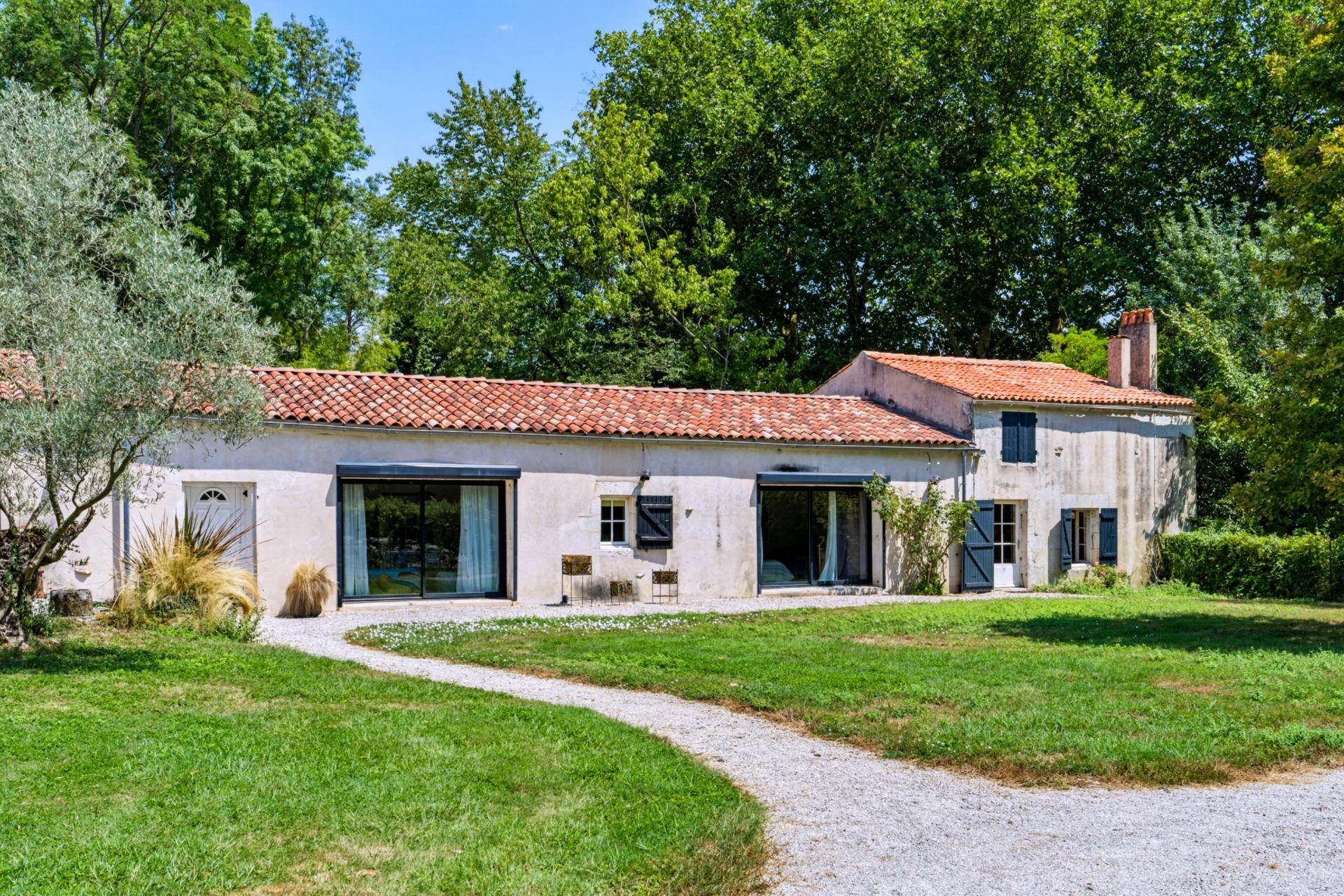 luxury house 17 Rooms for sale on ST HIPPOLYTE (17430)