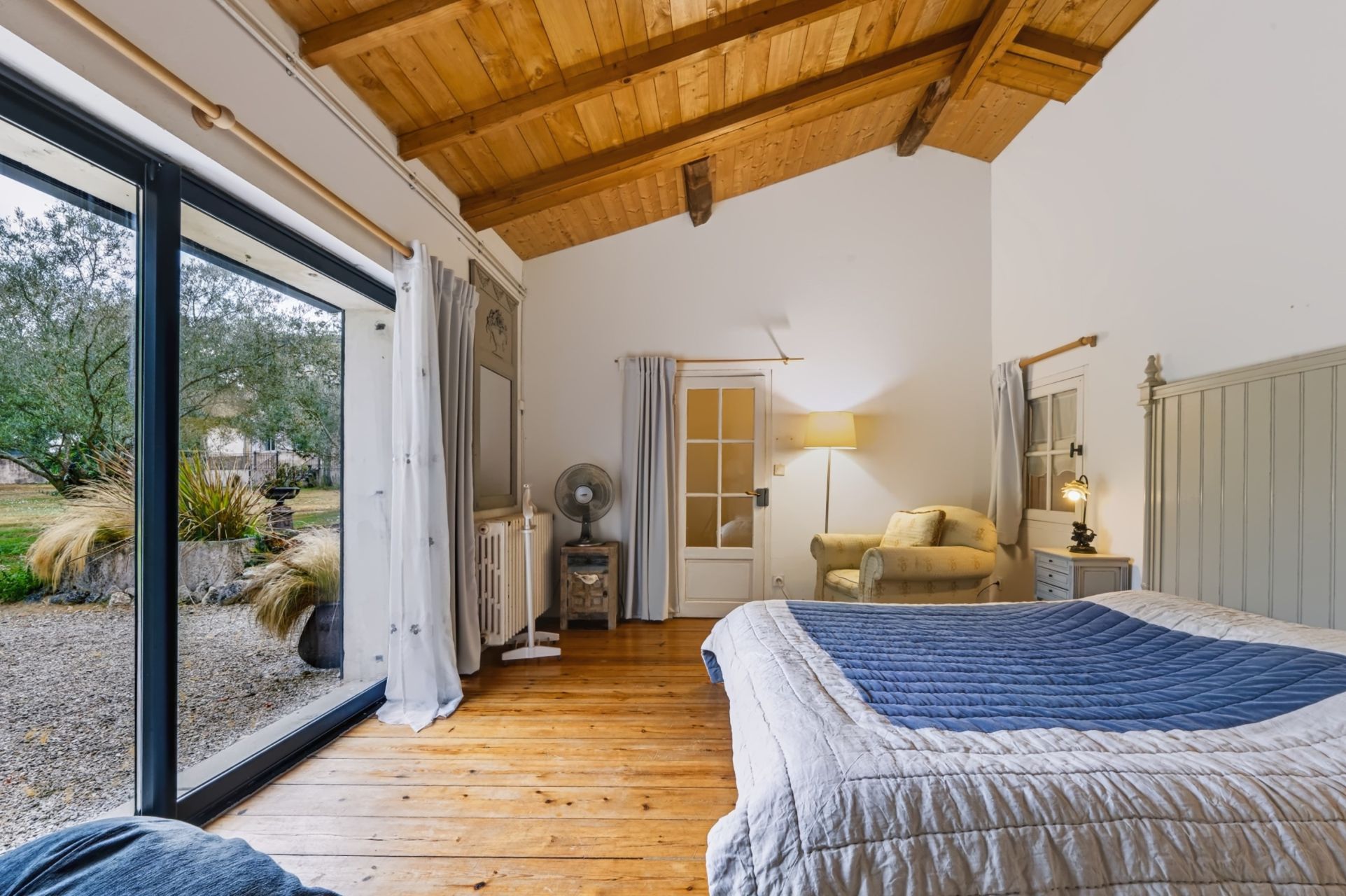 luxury house 17 Rooms for sale on ST HIPPOLYTE (17430)