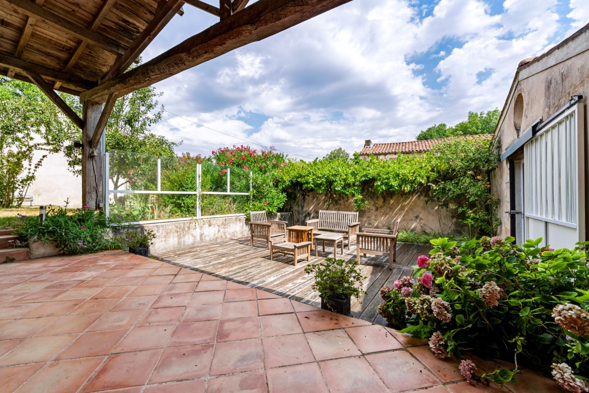luxury house 17 Rooms for sale on ST HIPPOLYTE (17430)