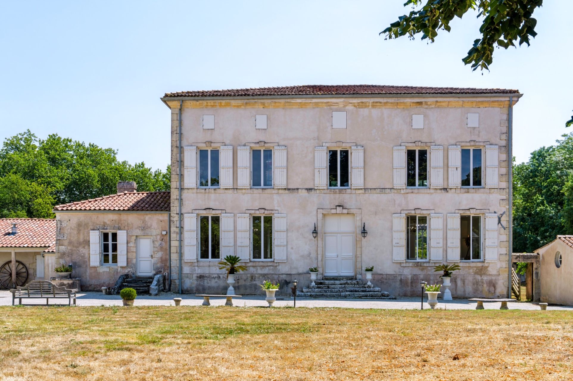 luxury house 17 Rooms for sale on ST HIPPOLYTE (17430)