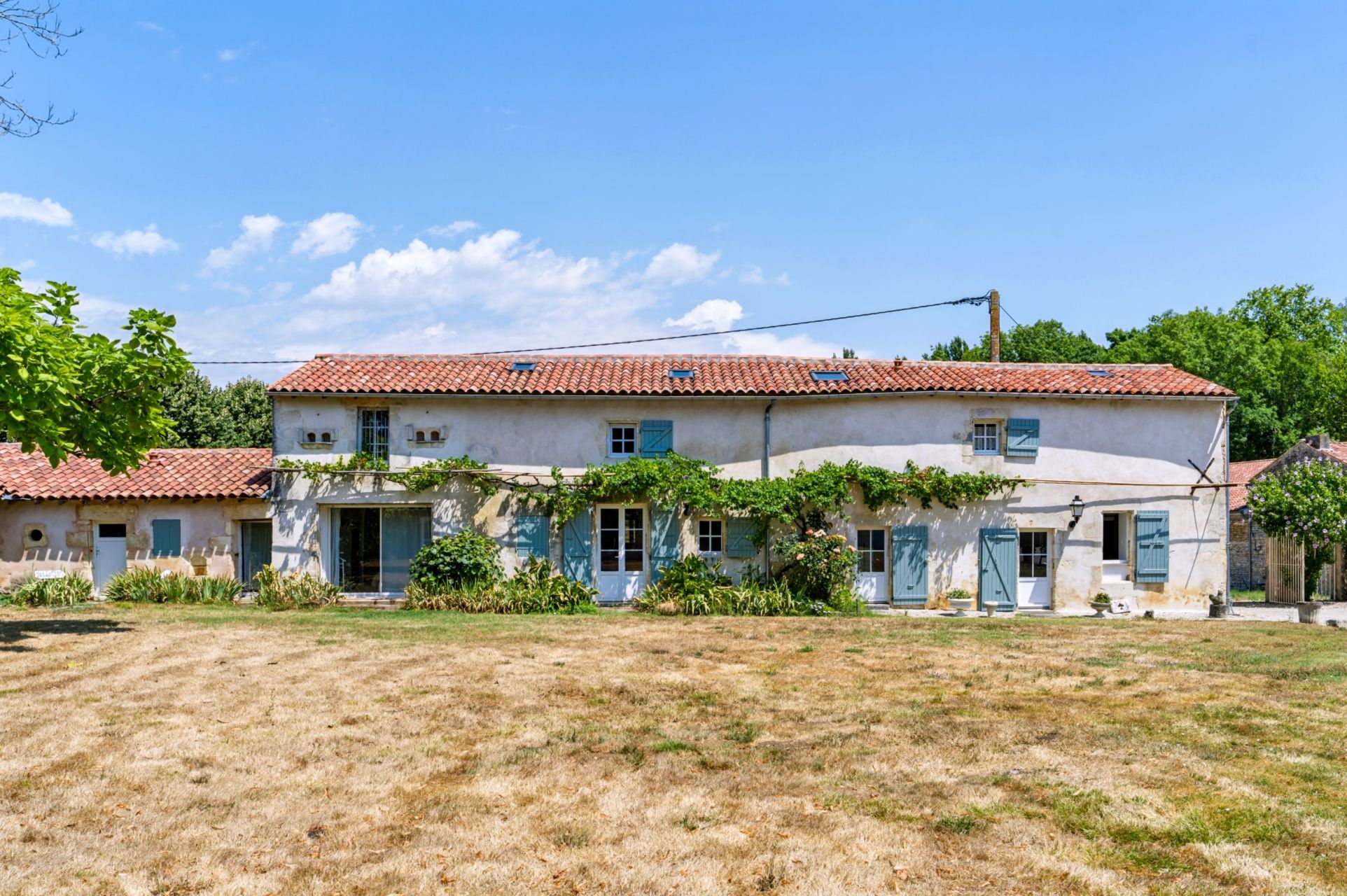 luxury house 17 Rooms for sale on ST HIPPOLYTE (17430)