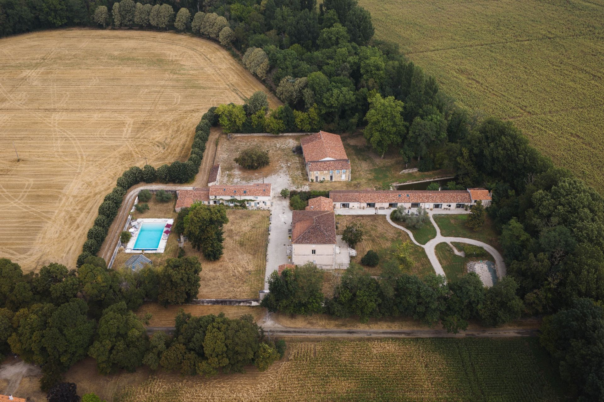 luxury house 17 Rooms for sale on ST HIPPOLYTE (17430)
