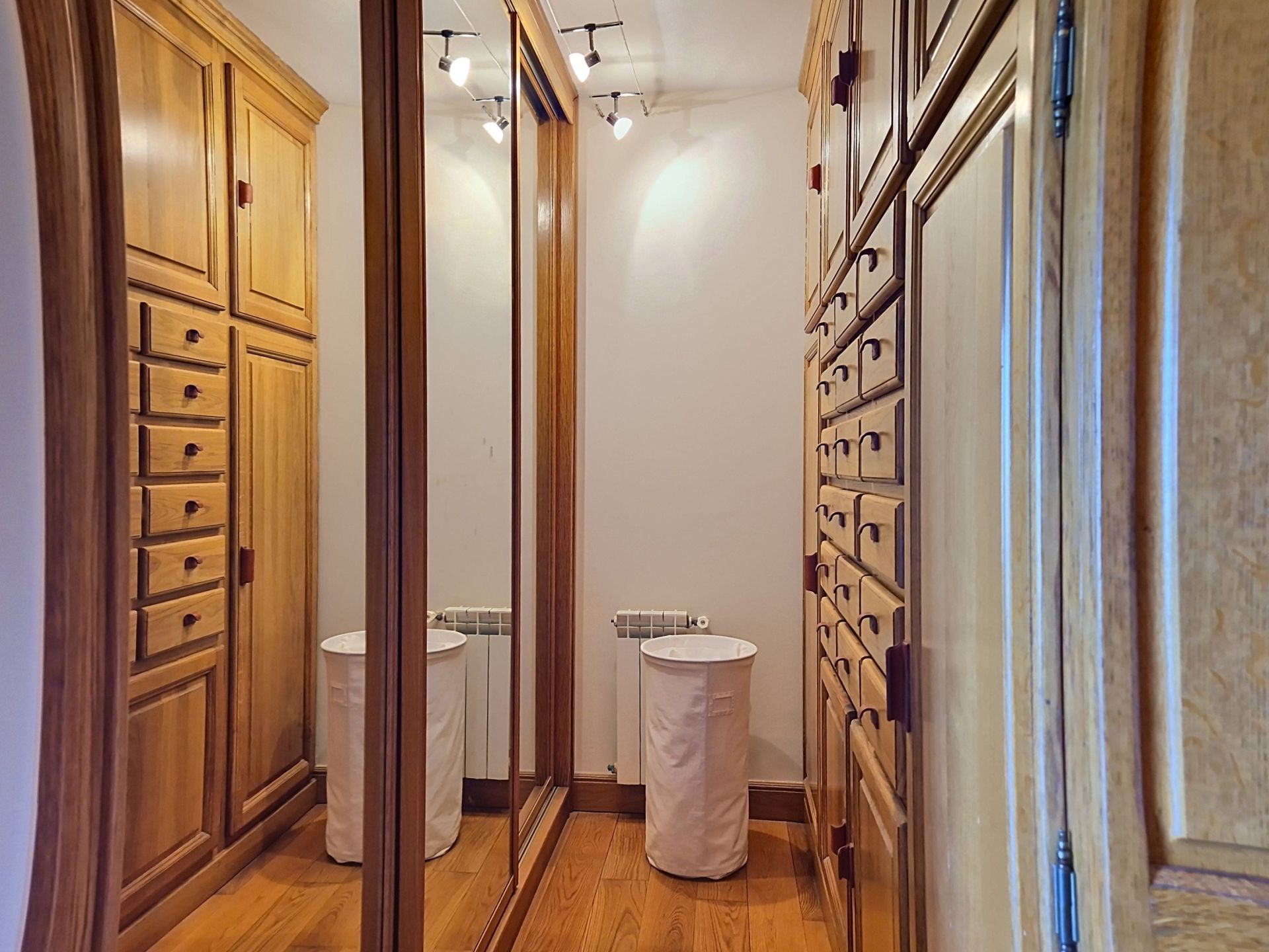 luxury house 6 Rooms for sale on URRUGNE (64122)