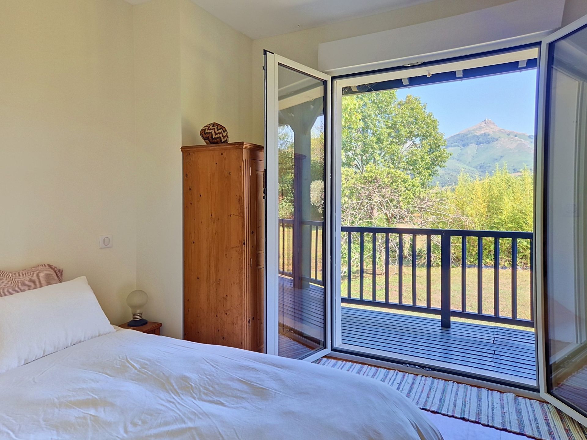 luxury house 6 Rooms for sale on URRUGNE (64122)