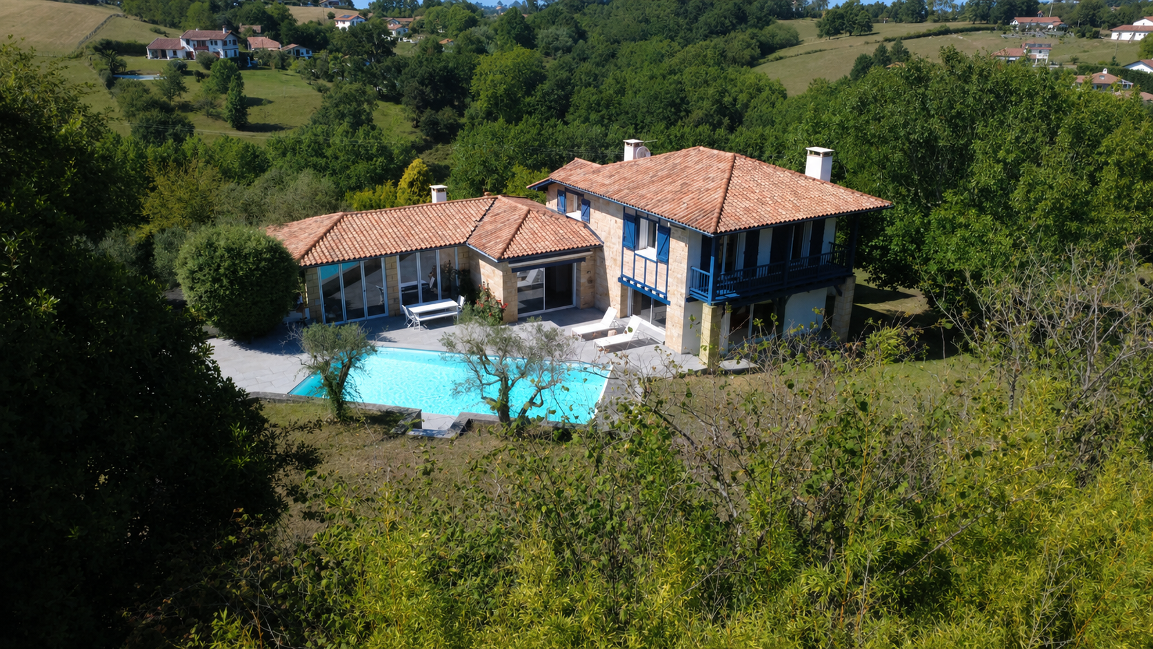 luxury house 6 Rooms for sale on URRUGNE (64122)