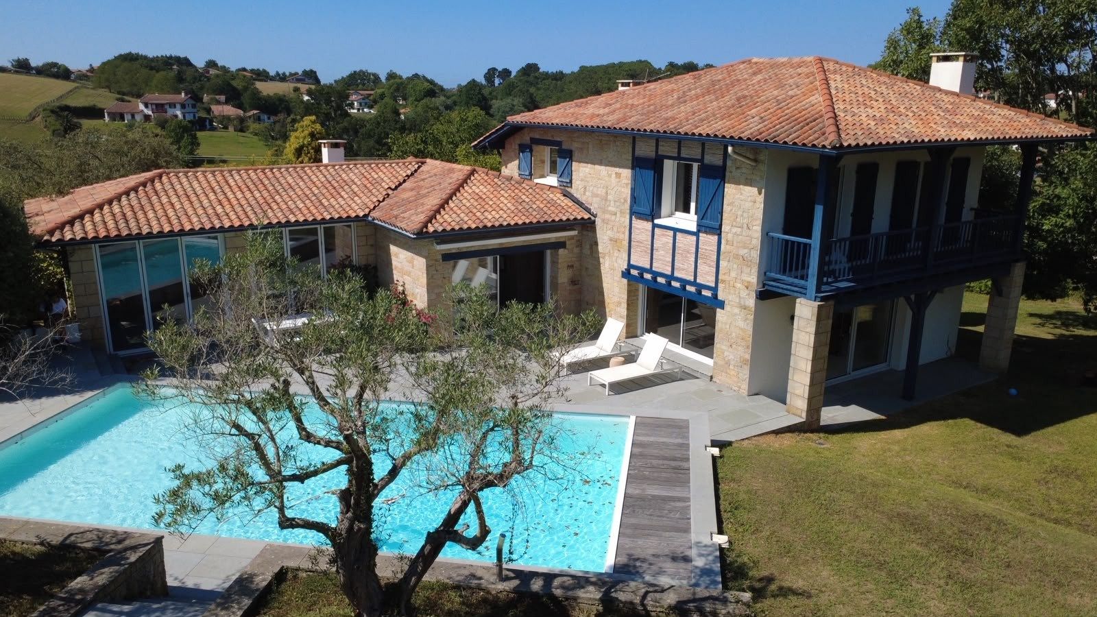 luxury house 6 Rooms for sale on URRUGNE (64122)