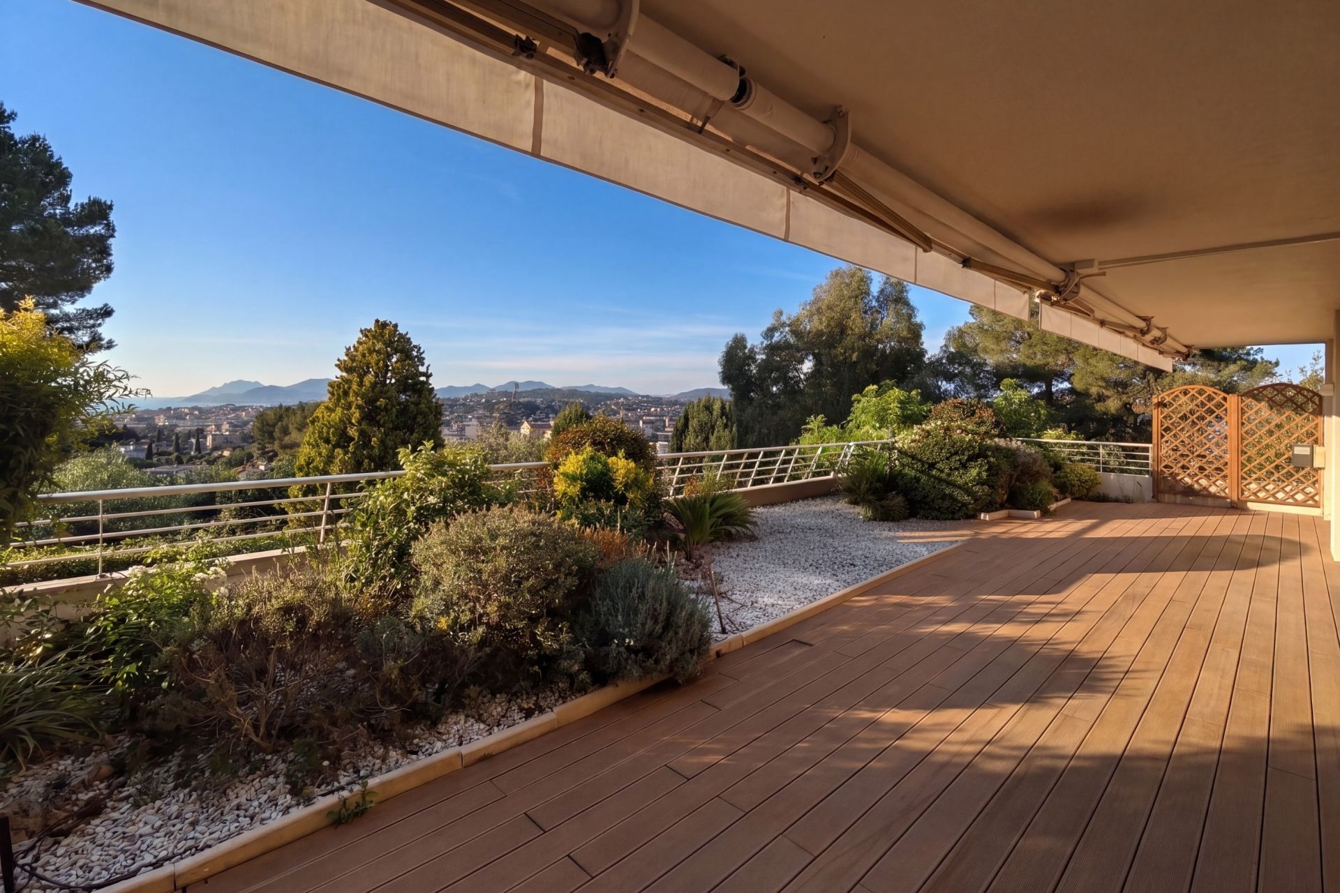 luxury apartment 5 Rooms for sale on LE CANNET (06110)