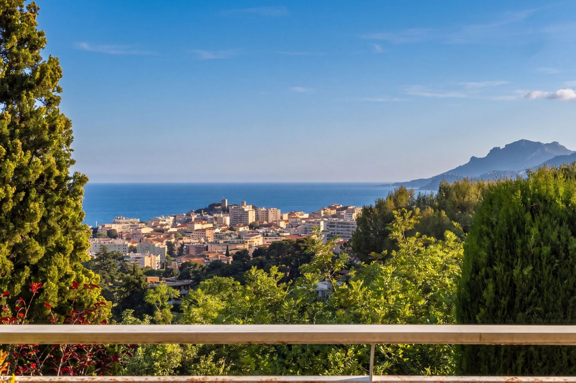 luxury apartment 5 Rooms for sale on LE CANNET (06110)