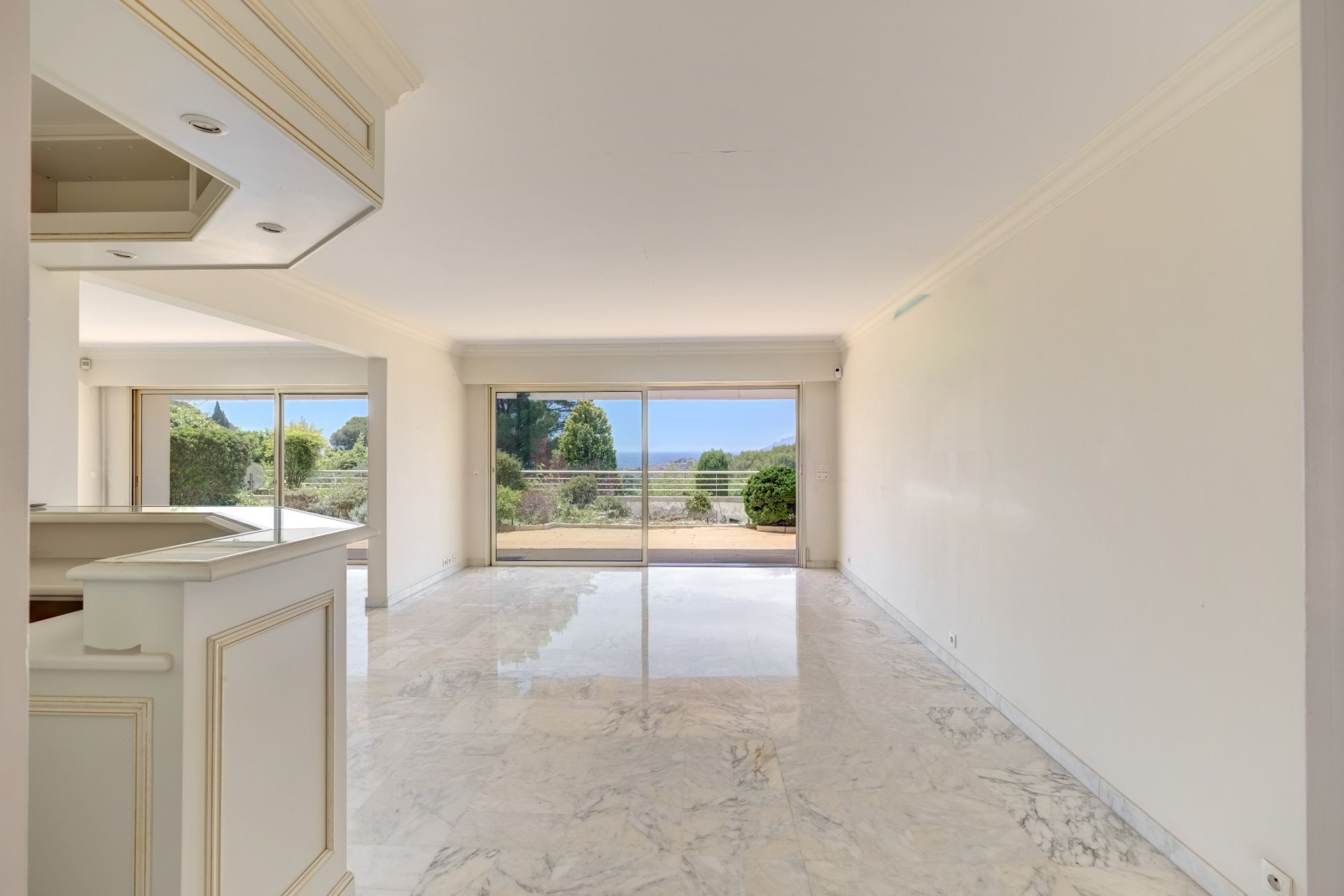 luxury apartment 5 Rooms for sale on LE CANNET (06110)