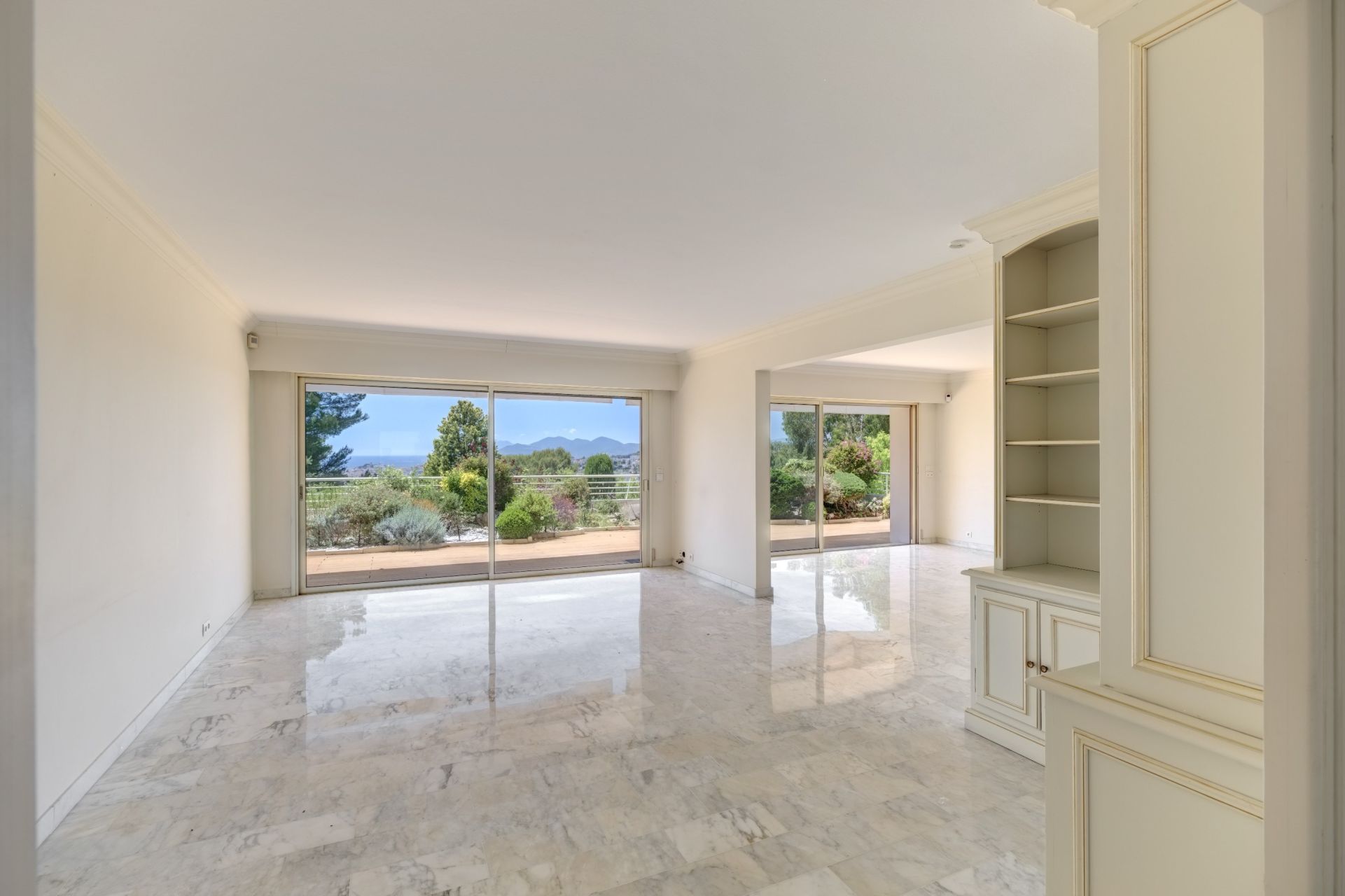 luxury apartment 5 Rooms for sale on LE CANNET (06110)