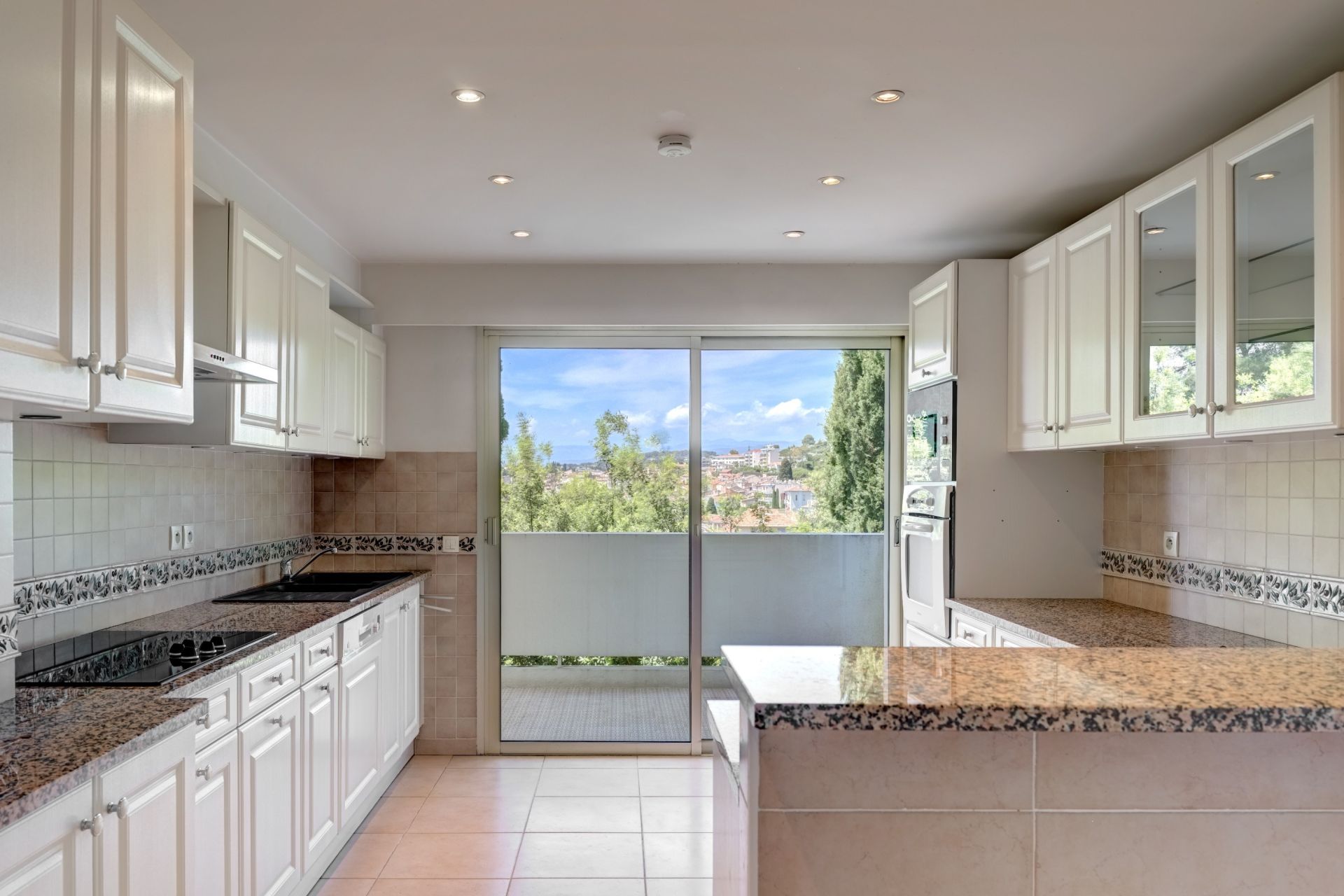 luxury apartment 5 Rooms for sale on LE CANNET (06110)