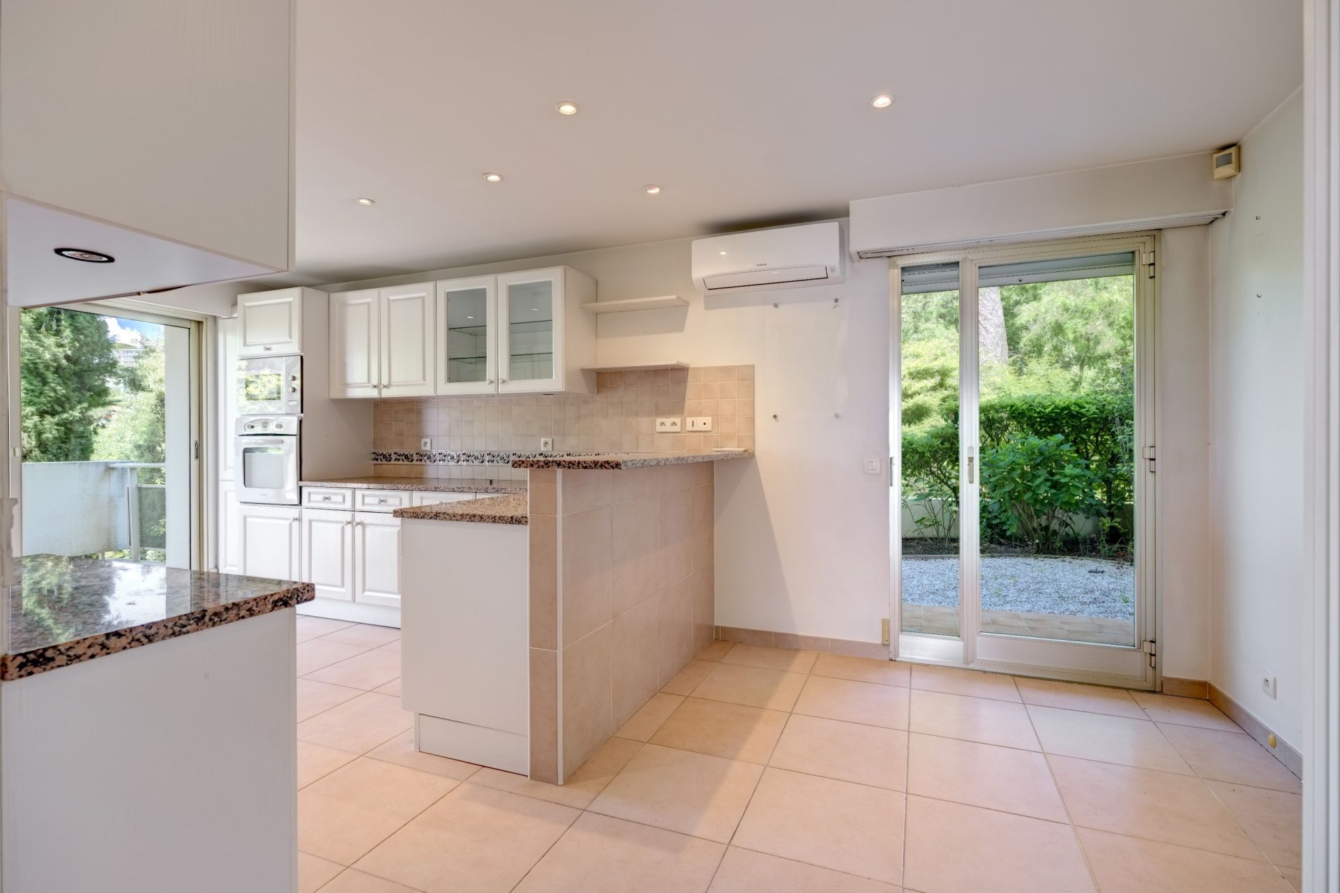 luxury apartment 5 Rooms for sale on LE CANNET (06110)
