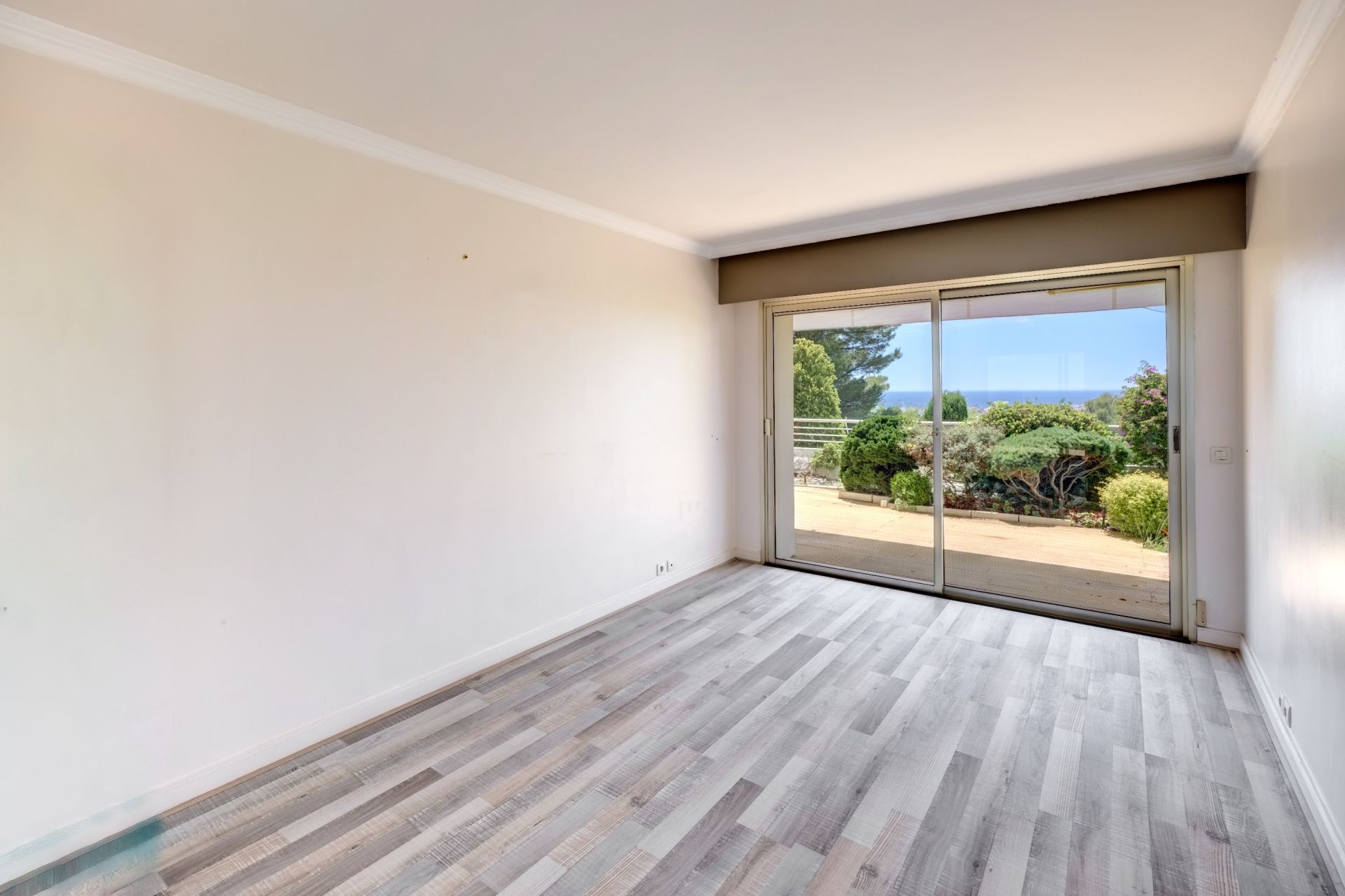 luxury apartment 5 Rooms for sale on LE CANNET (06110)